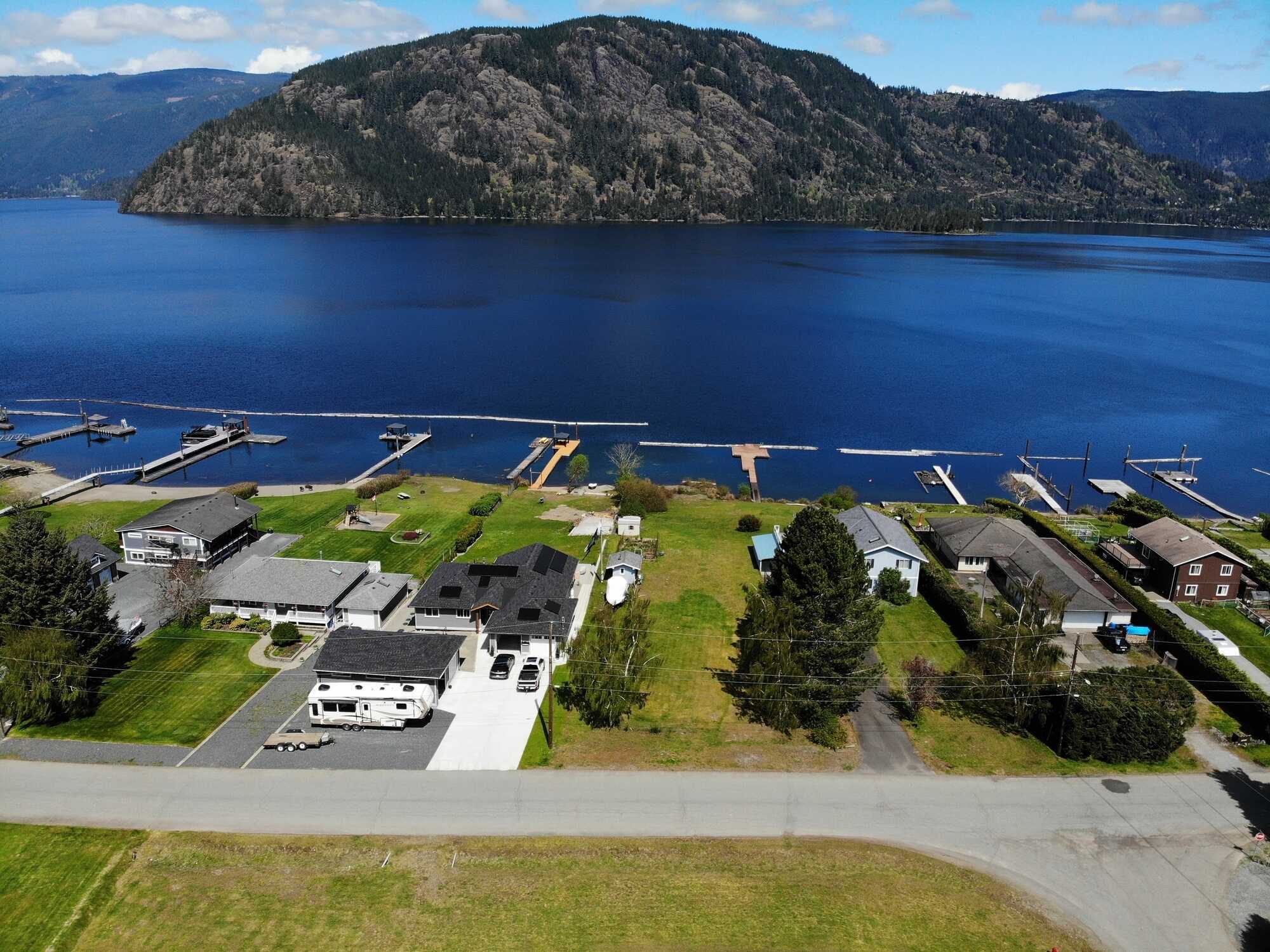 Enjoy this desirable Honeymoon Bay escape, a fantastic summer retreat and year-round destination!  Imagine a place to create lasting memories with family and friends.  Motivated seller. 3