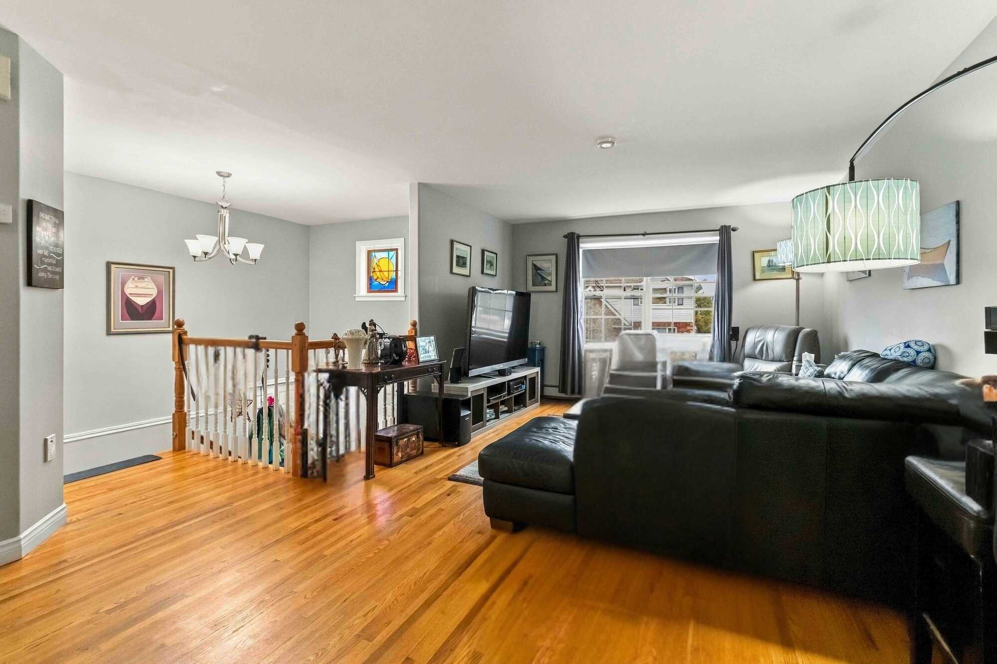 Large custom deck. Sunny Yard. Great Bedford Location 3