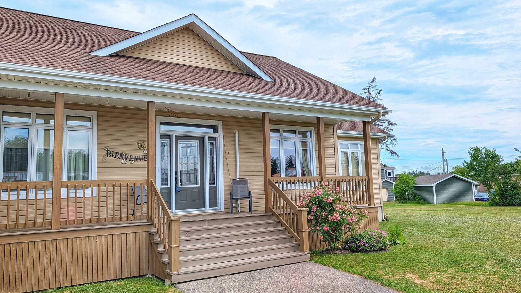Superbe propriété construite en 2010 avec matériaux de qualité, située sur un rare terrain d’environ 1 acre au cœur de Tracadie, à proximité de tous les services. // 
Beautiful quality-built home constructed in 2010, located on a rare 1-acre lot 2