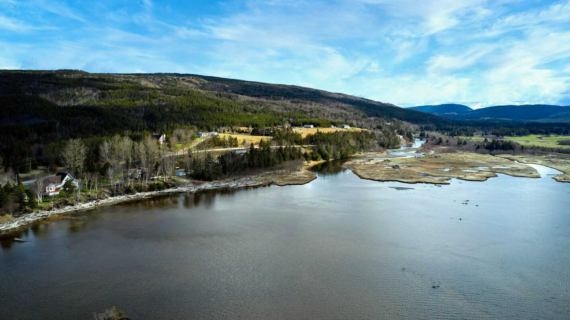 Mountains, river, and the ocean!!  Beautiful home with a guest house! 4