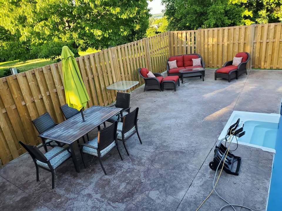 Charming Family Bungalow – A Hidden Gem with Space & Style!
Steps from Lourdes School & Church | Quiet Street | No Backyard Neighbours
🛏 4 Bedrooms | 🛁 3 Bathrooms | 🚗 2-Car Garage | 🏊 40' x 20' Pool | 📐 Expansive Layout 5