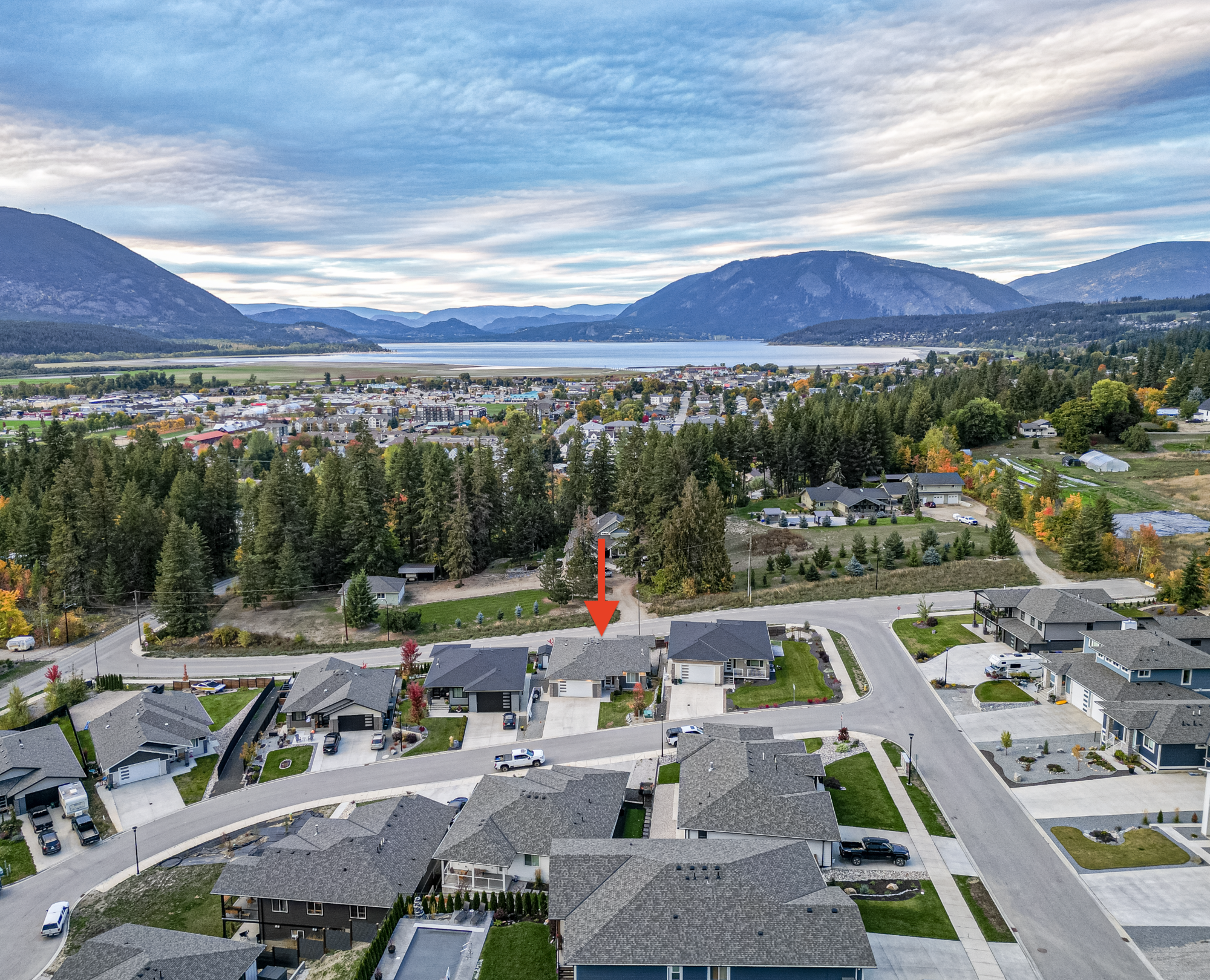 Discover this stunning 4-bedroom, 3-bathroom rancher with a legal 1-bedroom suite in Salmon Arm's desirable Foothill Estates. Enjoy peek-a-boo lake views, modern features, and a prime location close to downtown amenities and shopping. 4