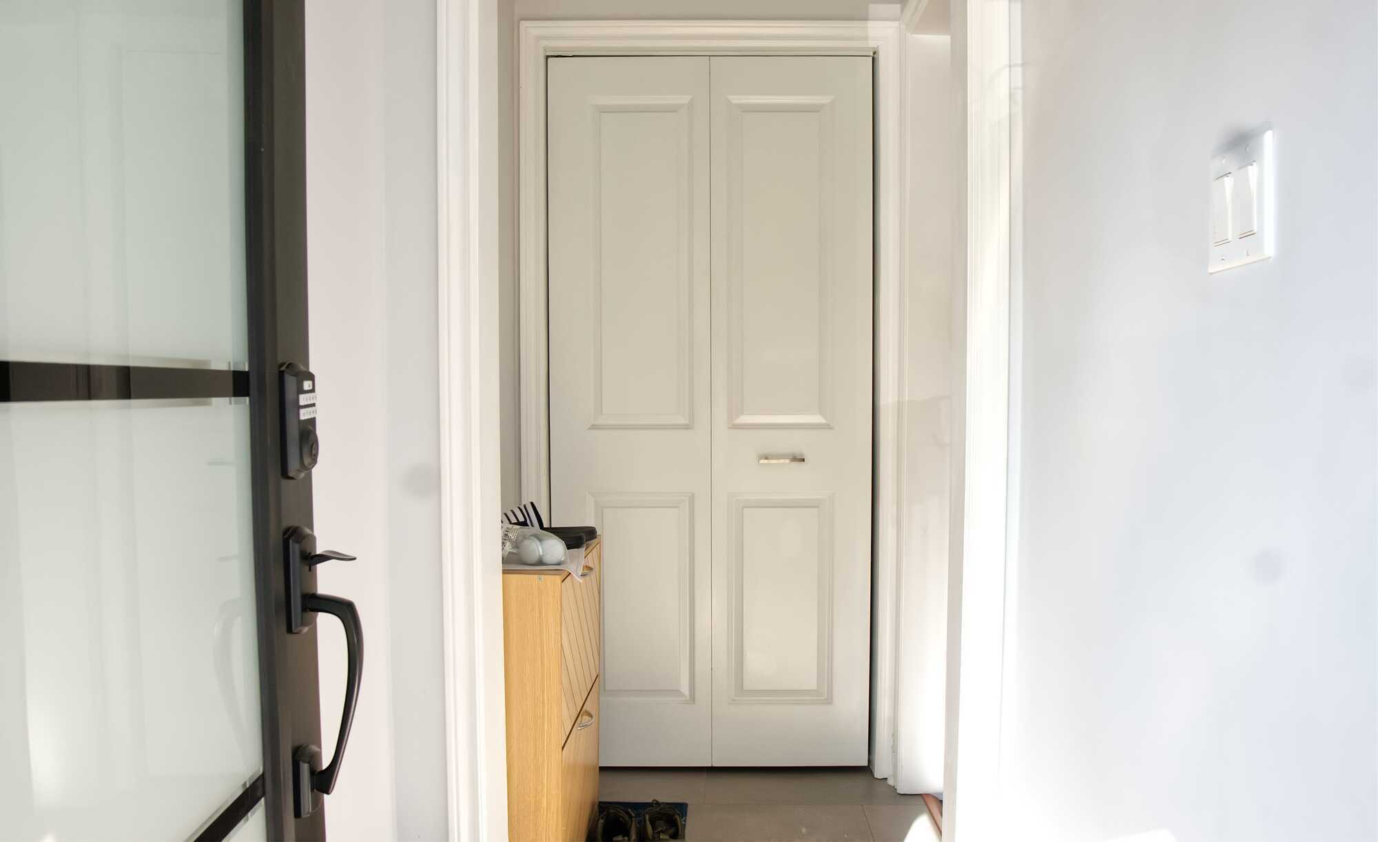 3 Bedroom Detached Home Oakridge with Self Sufficient Basement Apartment 2