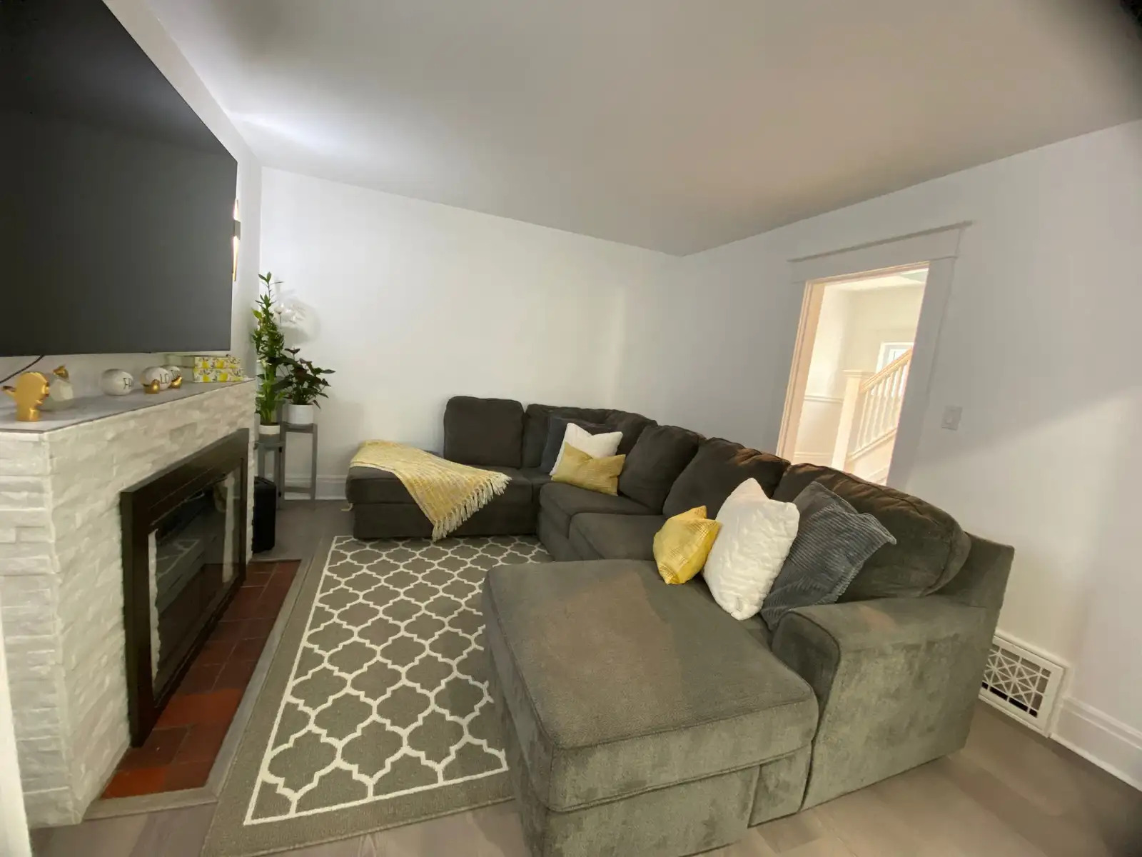 Fully Renovated House – 3 1 Beds – Prime Location Geneva st 5