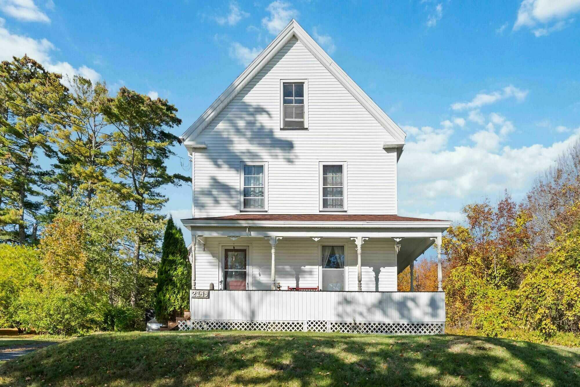 4-Bedroom Century Home for Sale in Kemptville, NS | 2,214 Sq Ft, Lake View, Fully Updated | $399,000 2