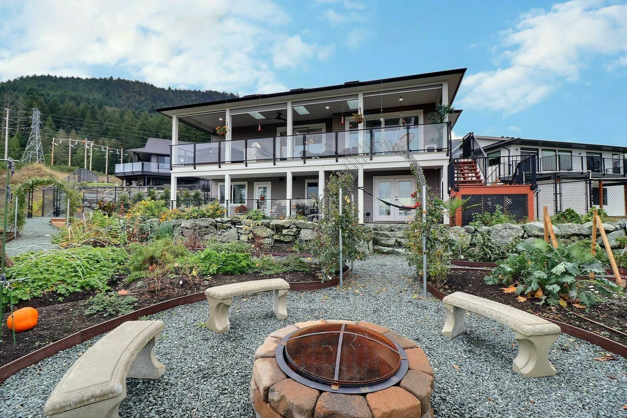 🏡 Custom built 4 Bedroom, 4 Bathroom Home with Legal Suite & Spectacular Ocean Views 2