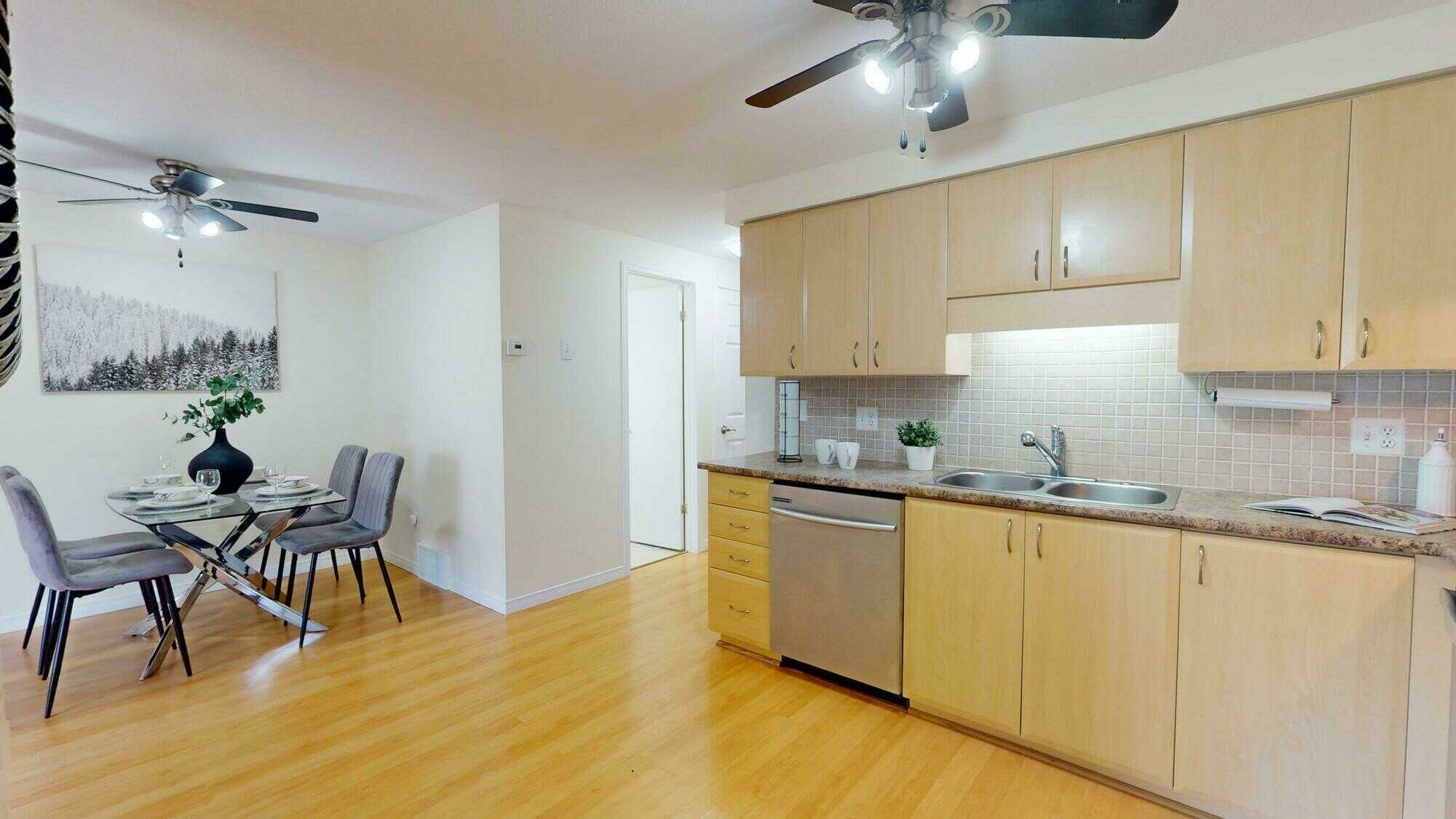 BEAUTIFUL TOWNHOME IN LOVELY NEIGHBOURHOOD 4