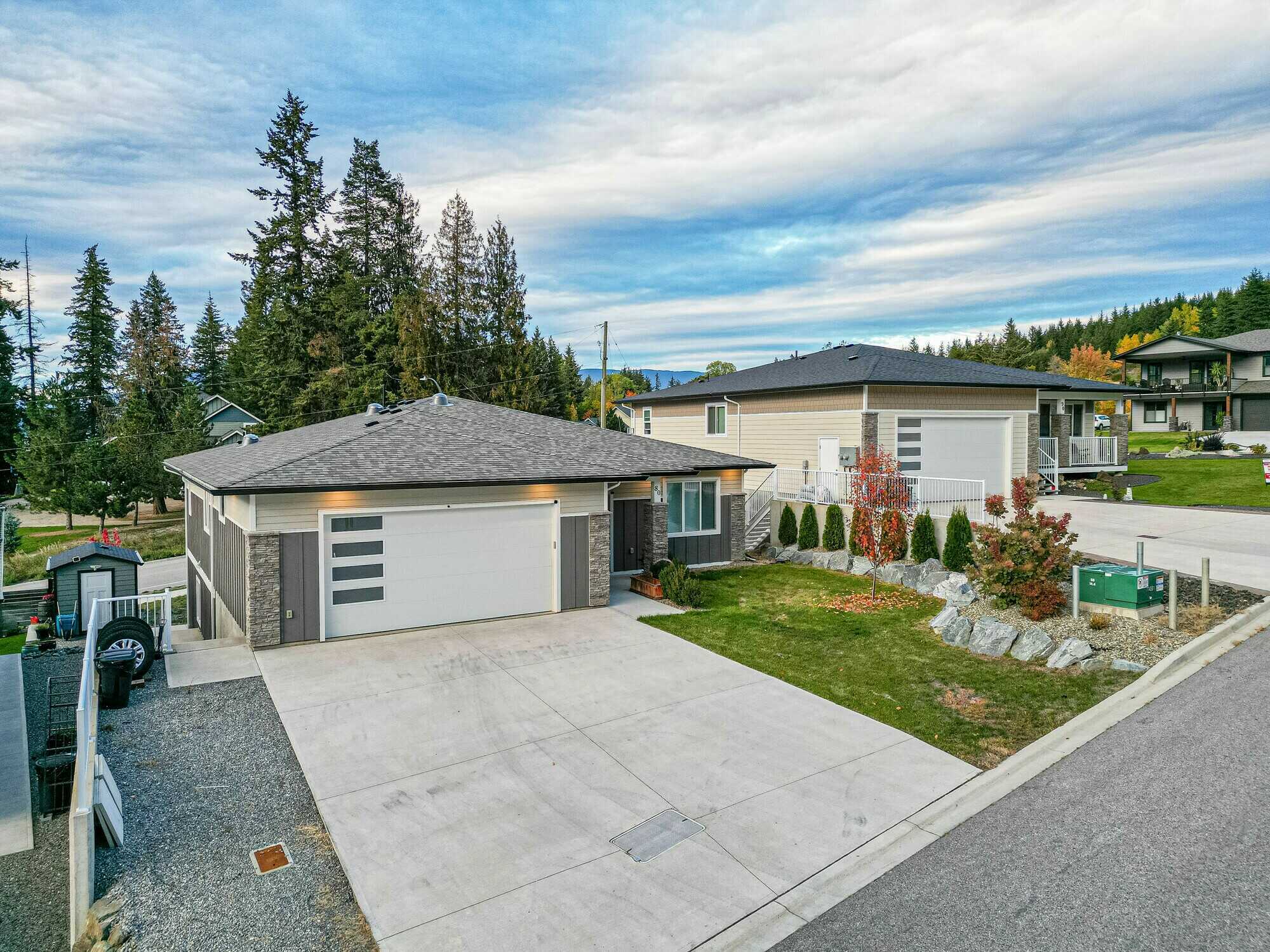 Discover this stunning 4-bedroom, 3-bathroom rancher with a legal 1-bedroom suite in Salmon Arm's desirable Foothill Estates. Enjoy peek-a-boo lake views, modern features, and a prime location close to downtown amenities and shopping. 2