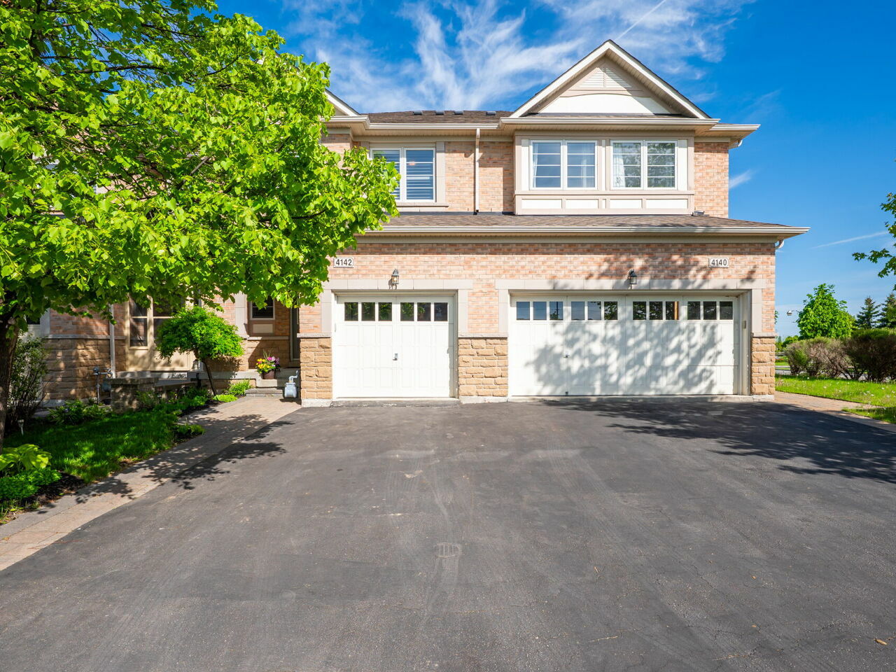 Charming Townhouse in Prime Location with Professionally Finished Walkout Basement! 3