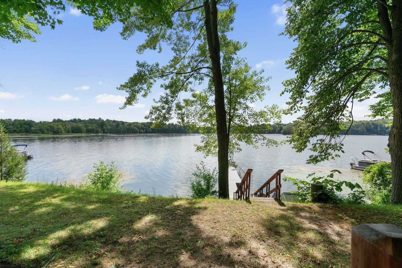A Lakefront Lifestyle Awaits on Lower Beverley Lake! 2