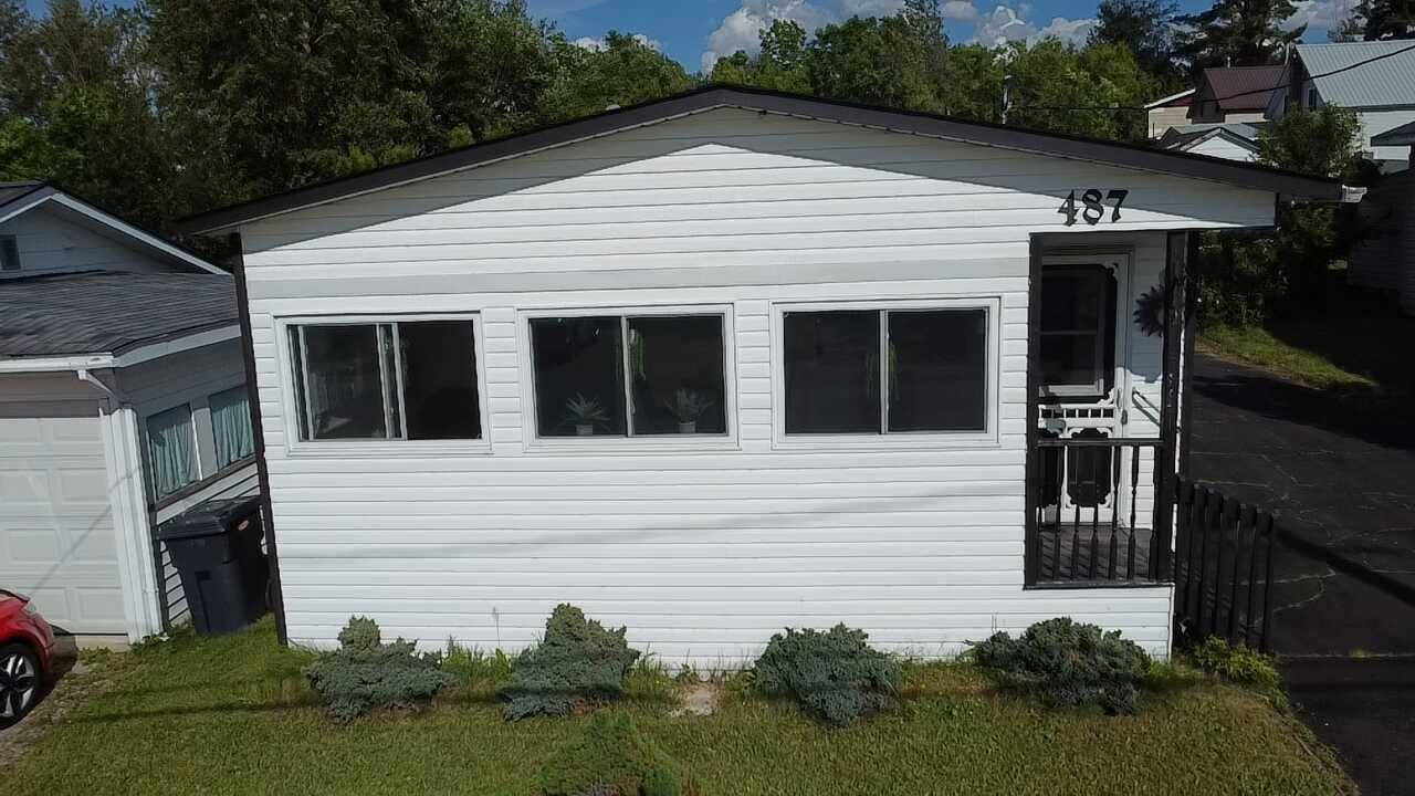 Cozy 3-Bedroom Home with Large Garage, Minutes from Fishing and Parks. 3