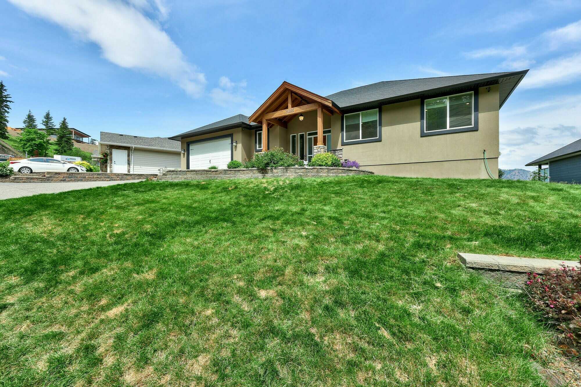 Incredible 4 bedroom executive home located in a quiet neighbourhood has everything you need plus a fantastic view. 3
