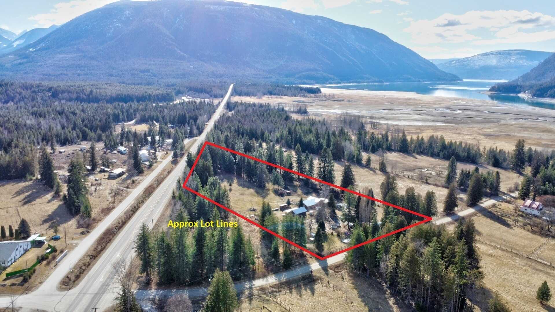 Steps to Arrow Lake Beach, Boat Launch & Provincial Park - MULTI FAMILY PROPERTY 1st Home: 3BED-3BATH, 2nd HOME new! 3Bed 2bath contemporary luxury! Private 2nd driveway to MOBILE – 2Bed 1Bath, Great for extra income! 5.54 acres!  Garage&RV storage 2