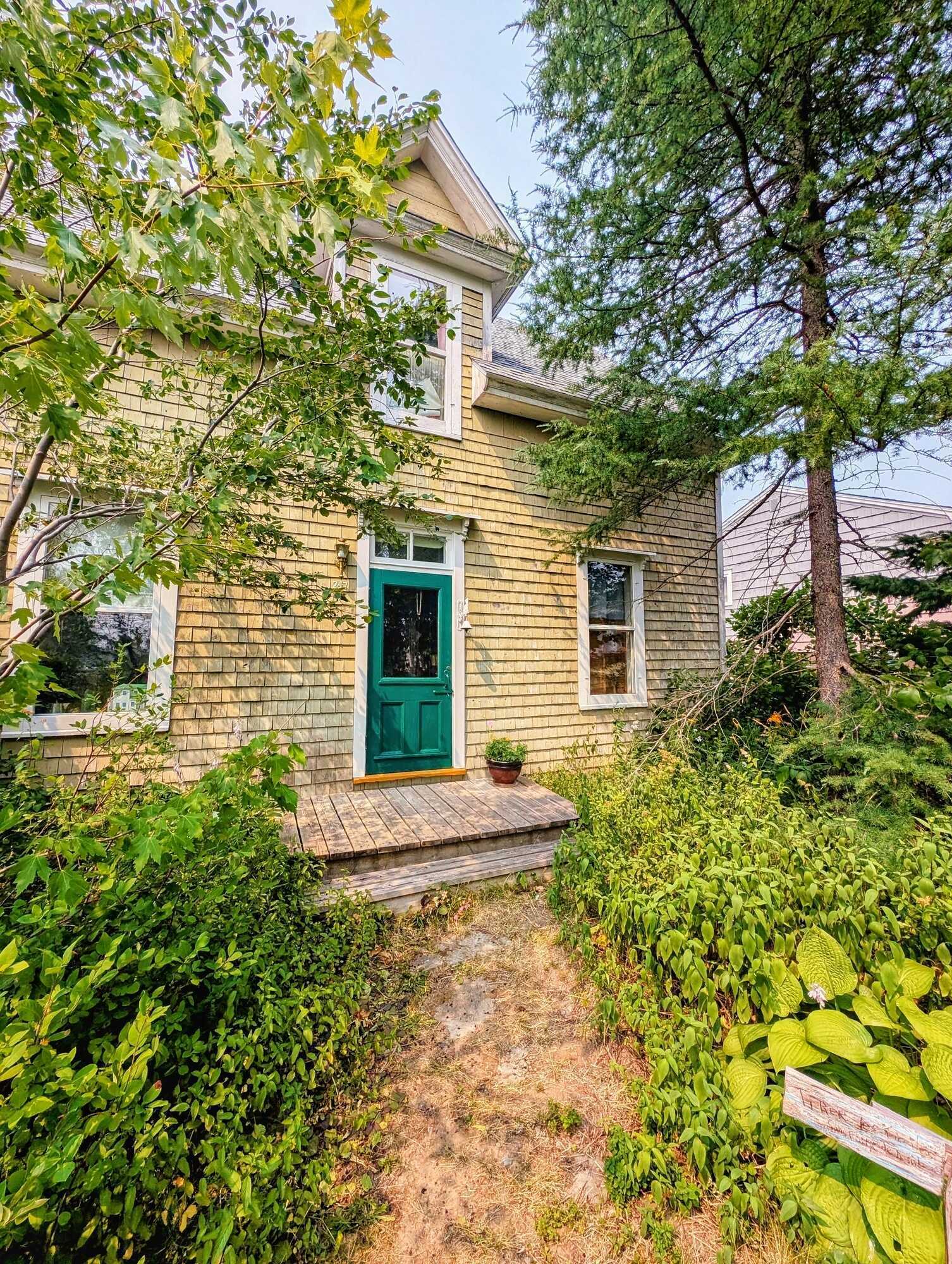 Maison ancestrale patrimoniale au cœur de Caraquet – Un bijou d’histoire au bord de la mer // Heritage Ancestral Home in the Heart of Caraquet – A Timeless Gem by the Sea 2