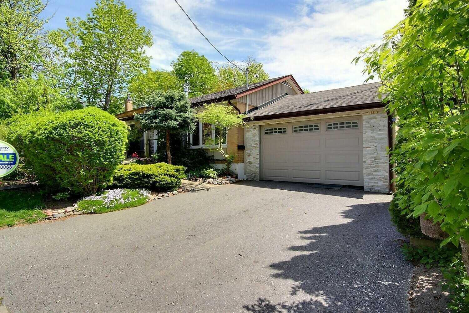 Walk to Downtown & Lake Ontario | Stylish 3 Bedroom Bungalow with Finished Walkout Basement & Private Backyard Oasis 5