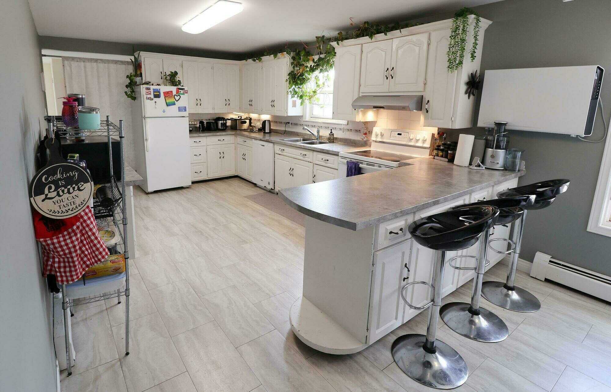 Updated 4-Bedroom Bungalow with Garage Minutes to Stratford & the City 5