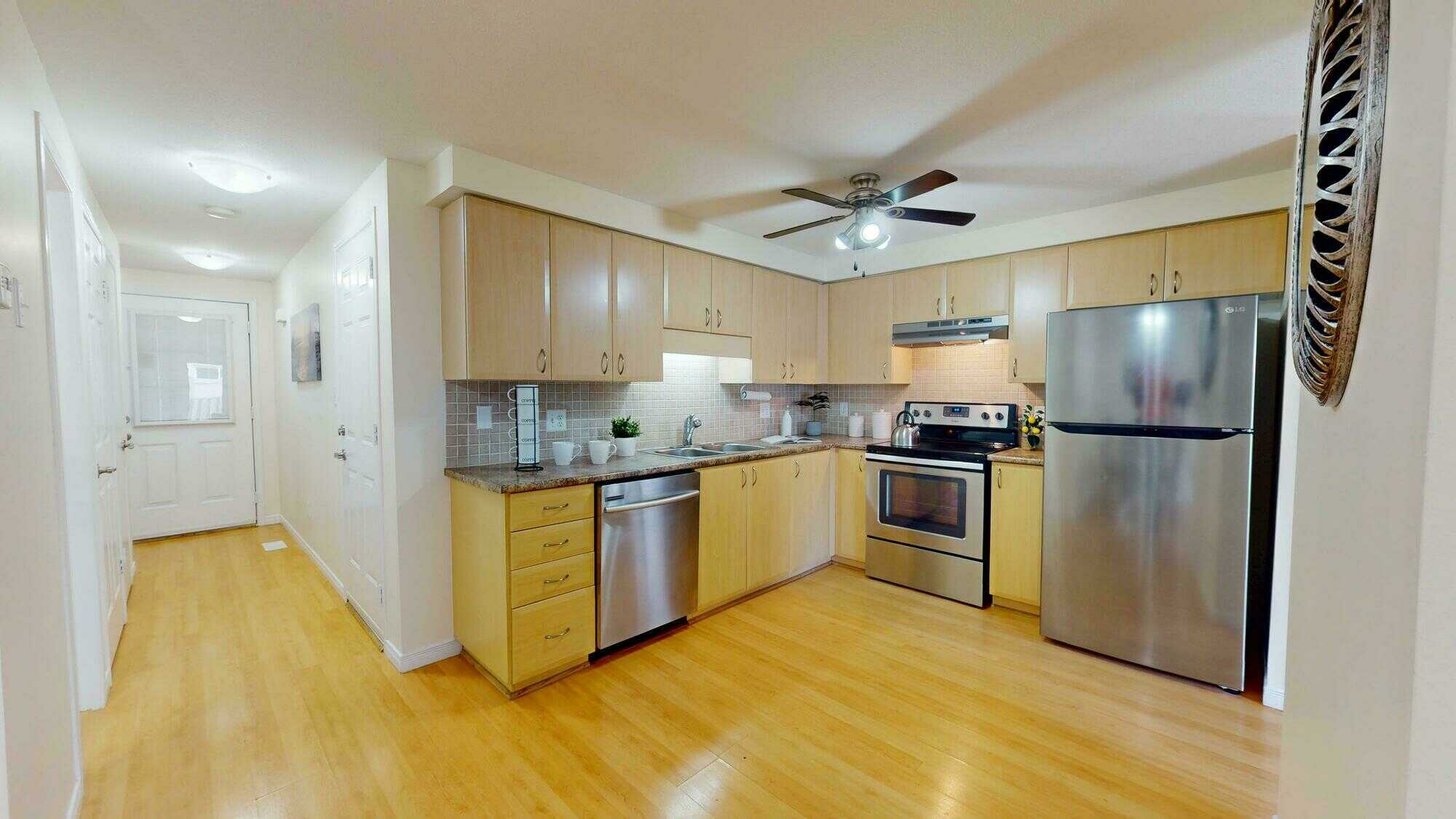 BEAUTIFUL TOWNHOME IN LOVELY NEIGHBOURHOOD 2