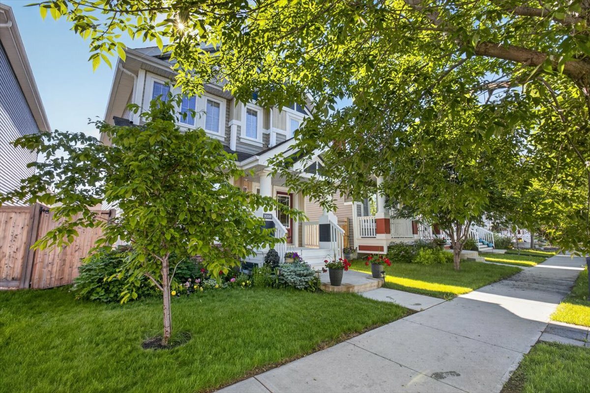 Welcome to this EXCEPTIONAL home in the highly desirable LAKE SUMMERSIDE community. Designed for both comfort and functionality, the bright open-concept layout is filled with natural light from the ABUNDANCE OF WINDOWS throughout. 4