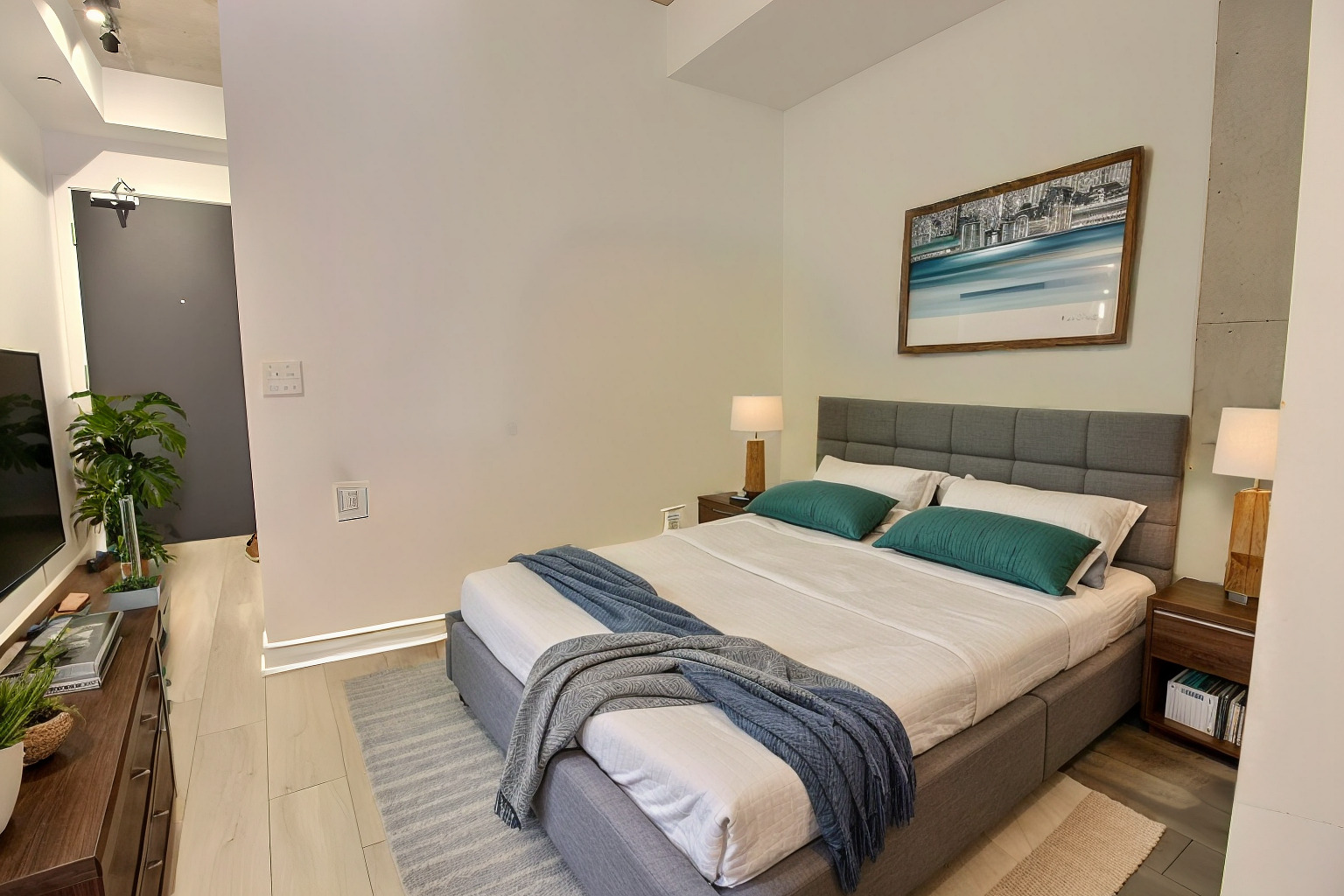 Unique opportunity to own or invest in a Chic Bachelor Unit in the Heart of Downtown Toronto's Fashion District. 4