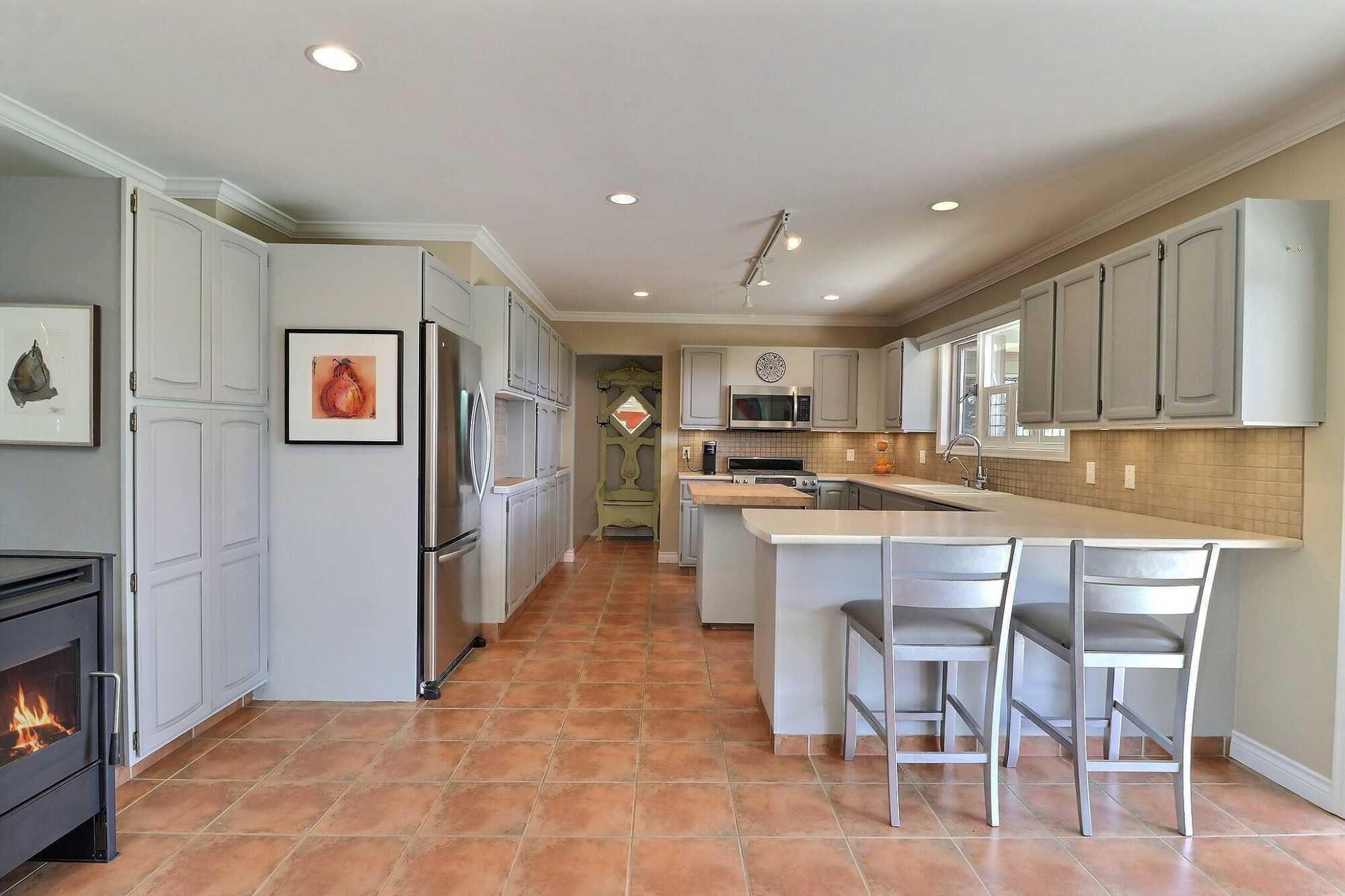Large executive - family home in 108 Mile Ranch, BC 4