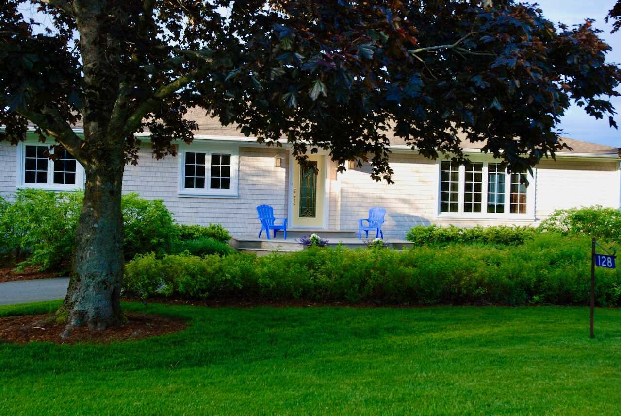 Executive rancher with a breathtaking view over Nova Scotia's lush and stunning Annapolis Valley, 15 minutes from downtown Kentville, and 20 minutes from Wolfville and Acadia University 2