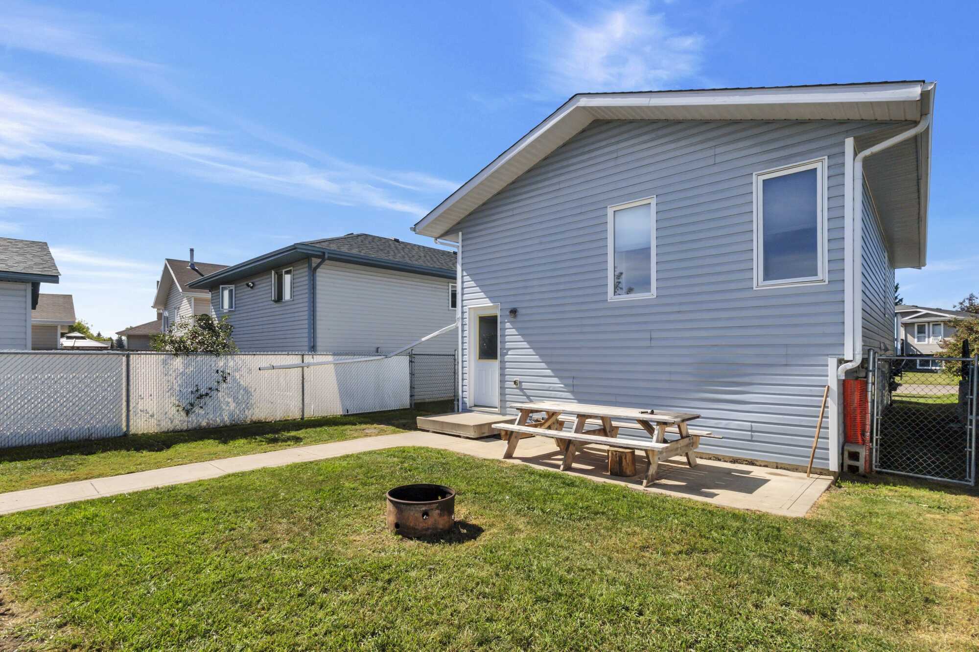 Immediate Possession ~ Bi-Level ~ 4 Bed, 2 Bath ~ Great Starter Home ~ Sylvan Lake 2