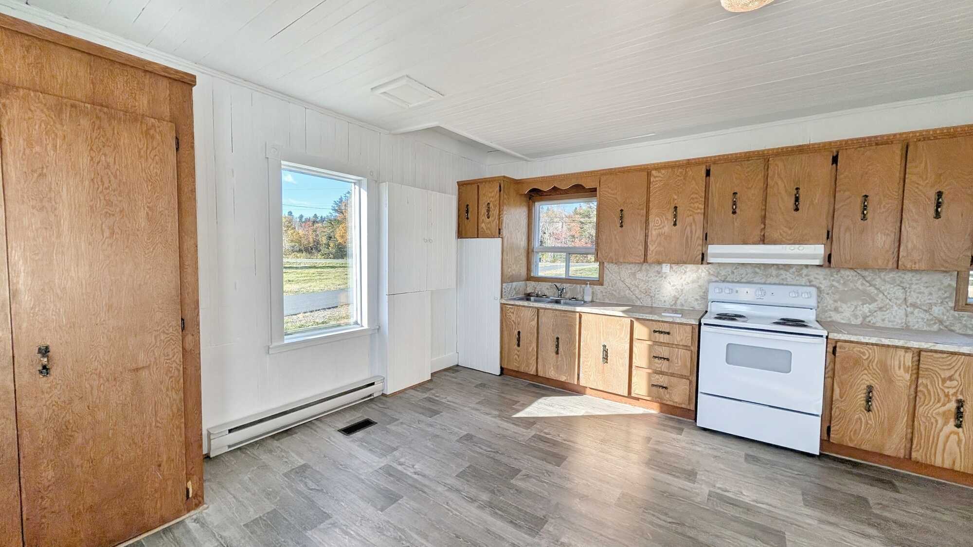 **MAISON CENTENAIRE, GRAND GARAGE ET VUE SUR LA MER — 21, chemin Gauvin, Petite-Lamèque** 3
