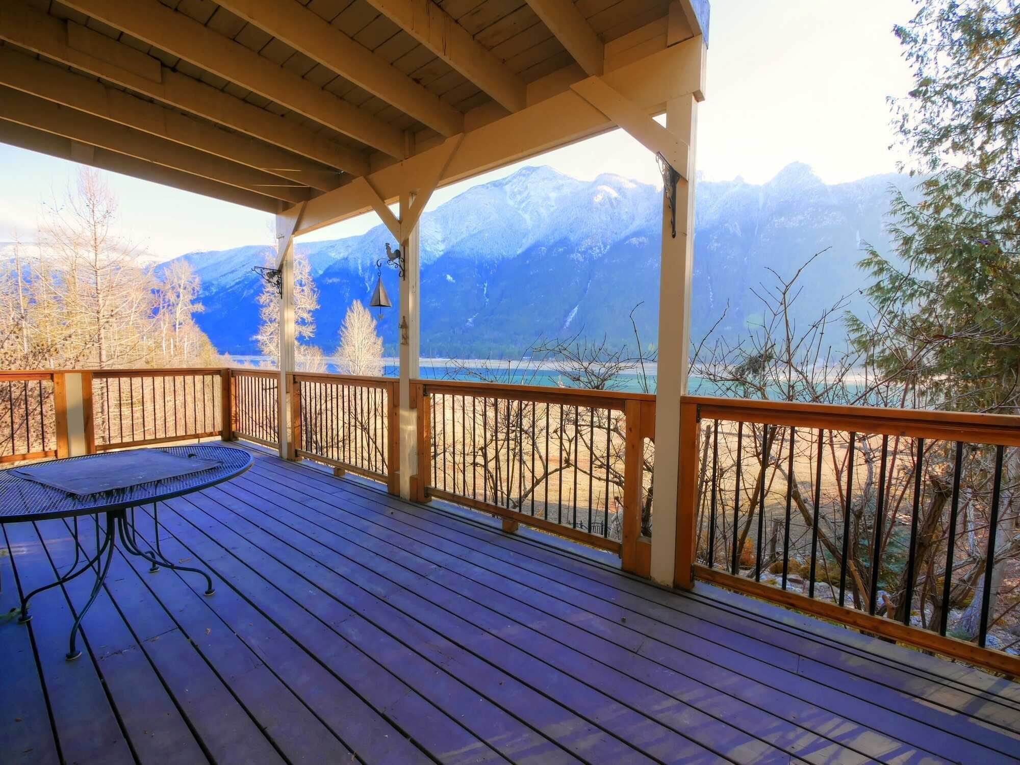 SPECTACULAR LAKE & MOUNTAIN VIEWS AT THE DOOR STEP! 3Bed 1.5Bath Lakehouse! 300ft of Waterfront! Beautiful Deck! Balcony! Over 3Acres of absolute privacy & beautifully landscaped! Private beach! Boat Launch access 3