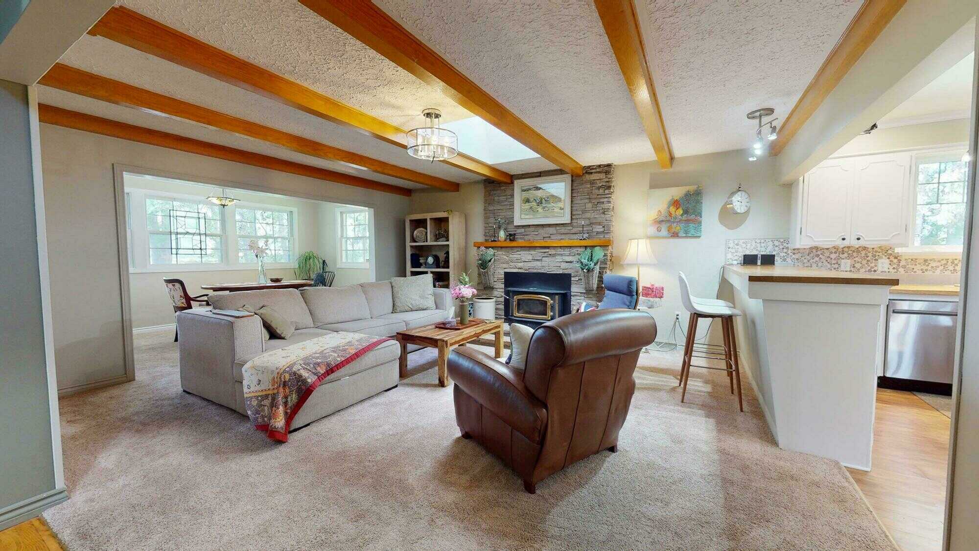 Fantastic country estate situated on a private 3/4 Acres 5