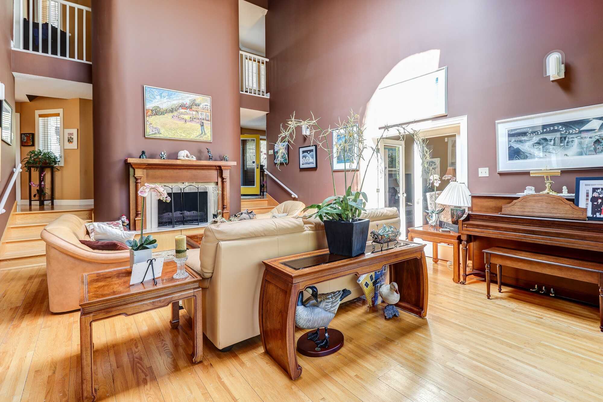 94 Waterford Bridge Road 

Prestigious Area, Beautiful Landscaping, All The Extras!! 2