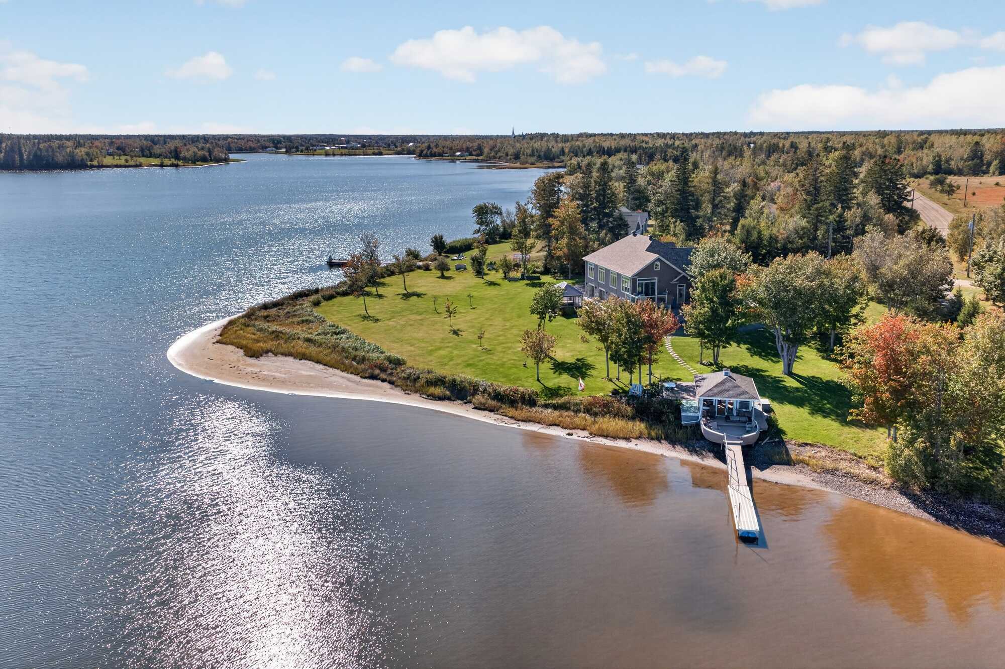 An exceptional waterfront property where craftsmanship, comfort and an incredible setting come together.

Une propriété riveraine exceptionnelle où se rencontrent qualité de construction, confort et cadre enchanteur. 4