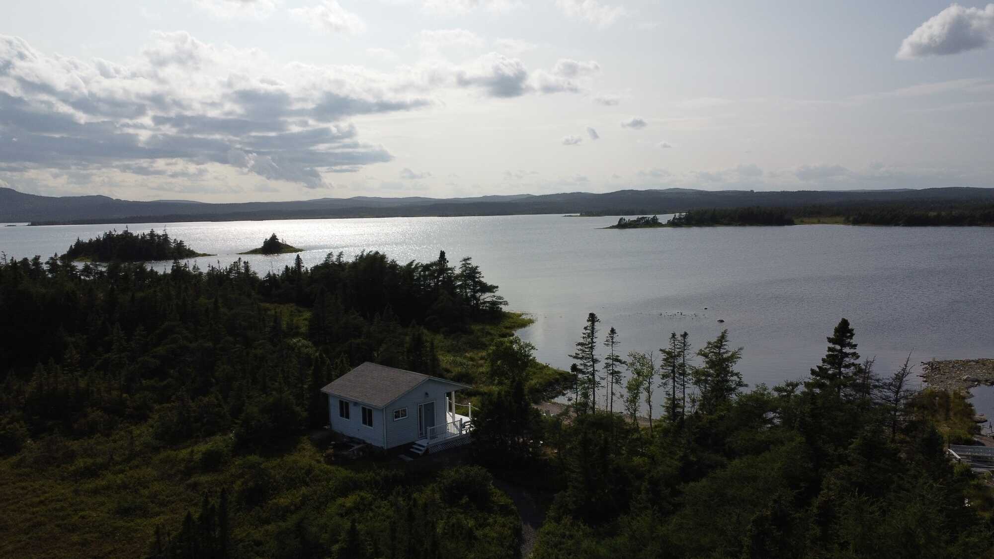 Private Pondside Retreat with Guest House, Garage, Outdoor Bar and Private Beach 3