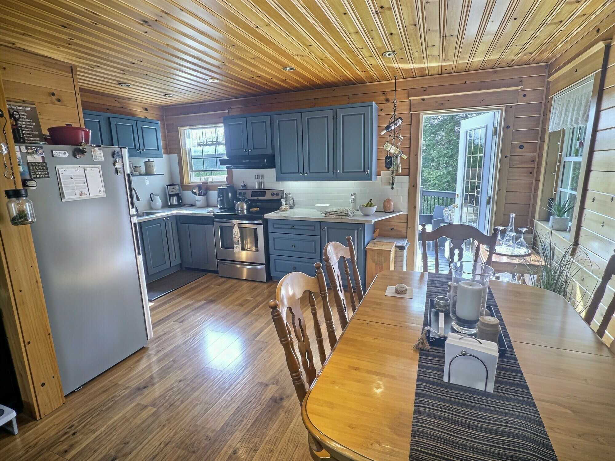 Private Pondside Retreat with Guest House, Garage, Outdoor Bar and Private Beach 5