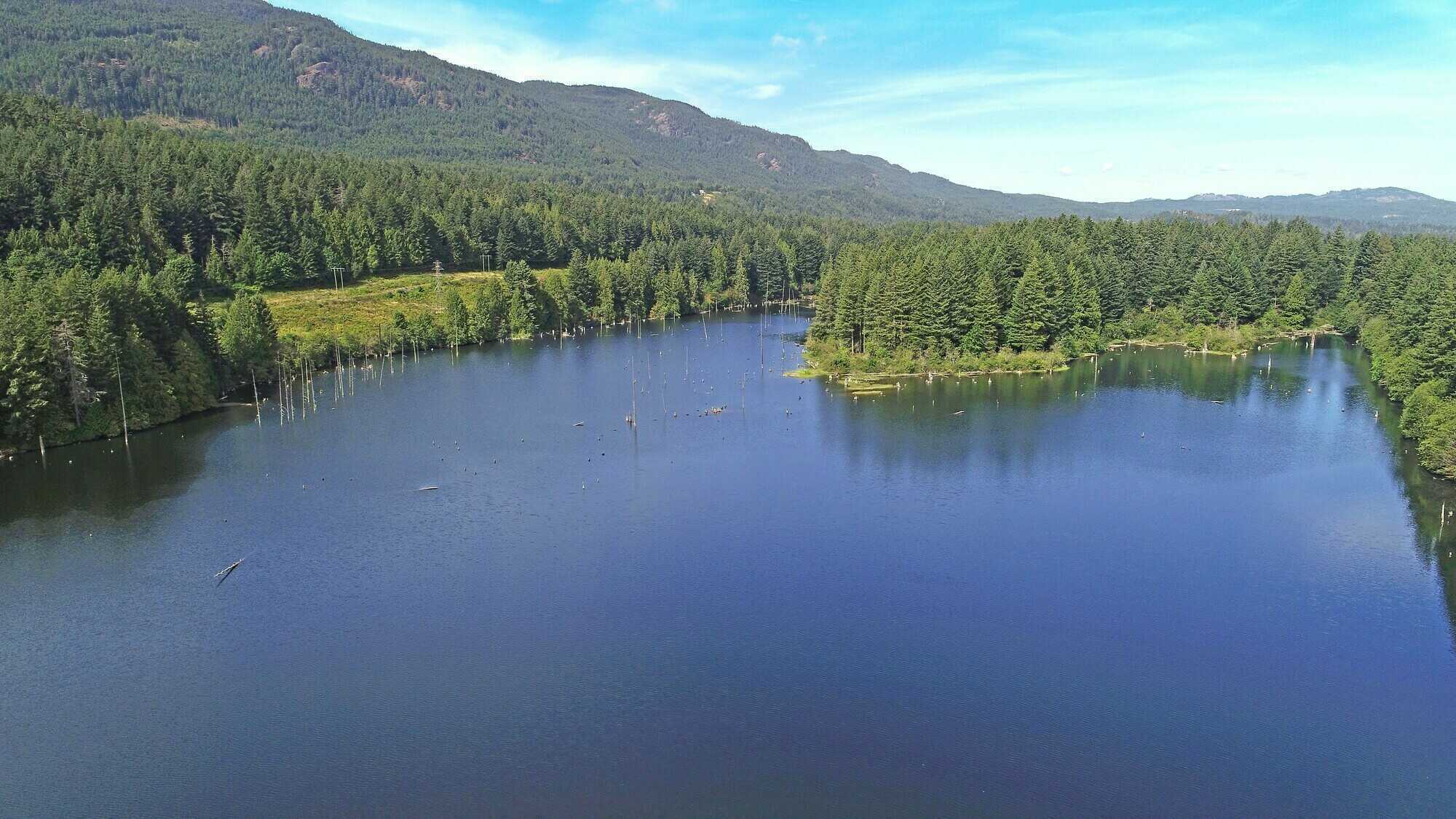 PRICED TO SELL  !! NEWLY PRICED !! 
West coast living at its finest ! Located in Nanaimo B.C in the popular and much sought after "Resort on the Lake". 2