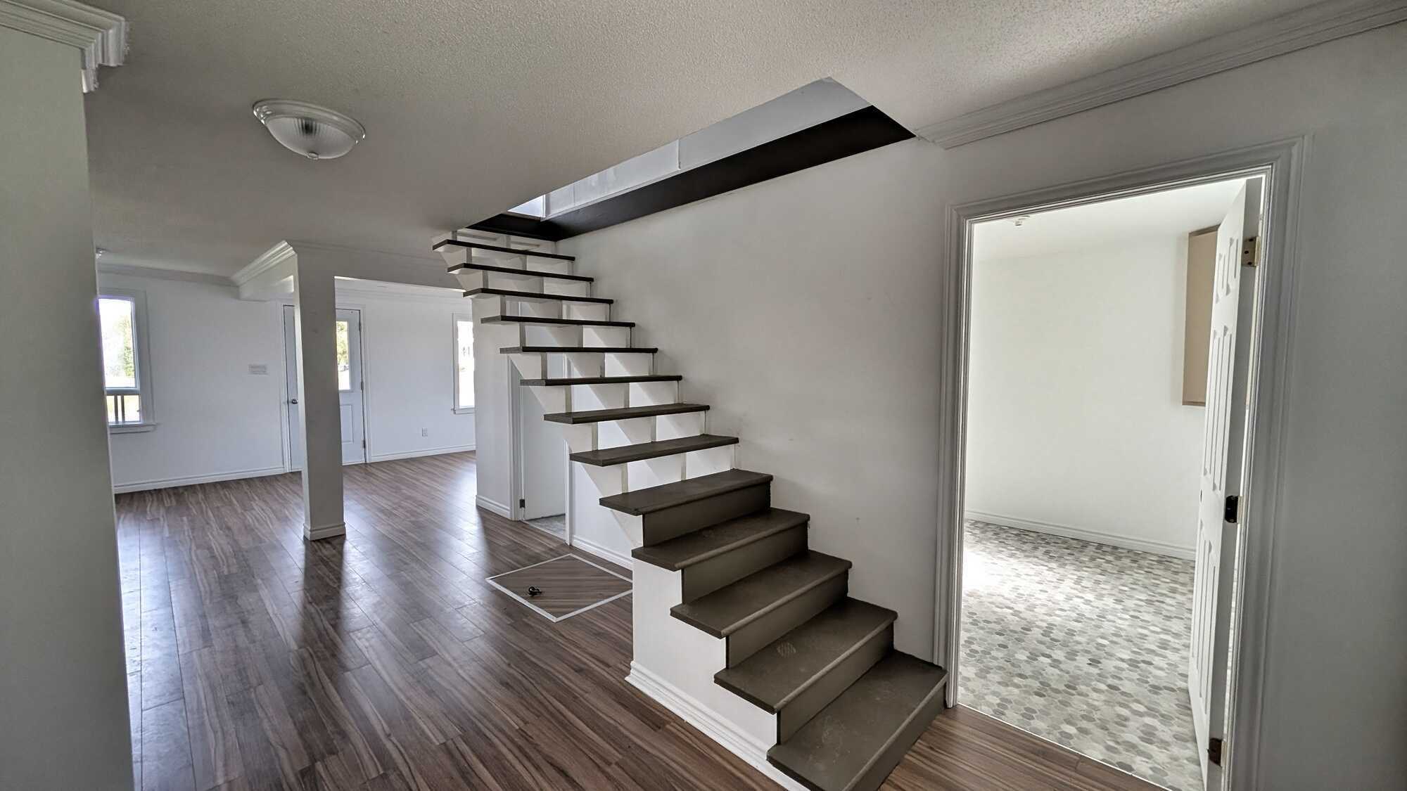 Prix abordable, grand terrain et beau potentiel à Saint-Sauveur!
---------
Affordable living, a spacious lot, and plenty of potential in Saint-Sauveur! 2