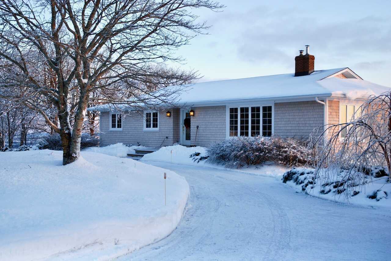 Executive rancher with a breathtaking view over Nova Scotia's lush and stunning Annapolis Valley, 15 minutes from downtown Kentville, and 20 minutes from Wolfville and Acadia University 4