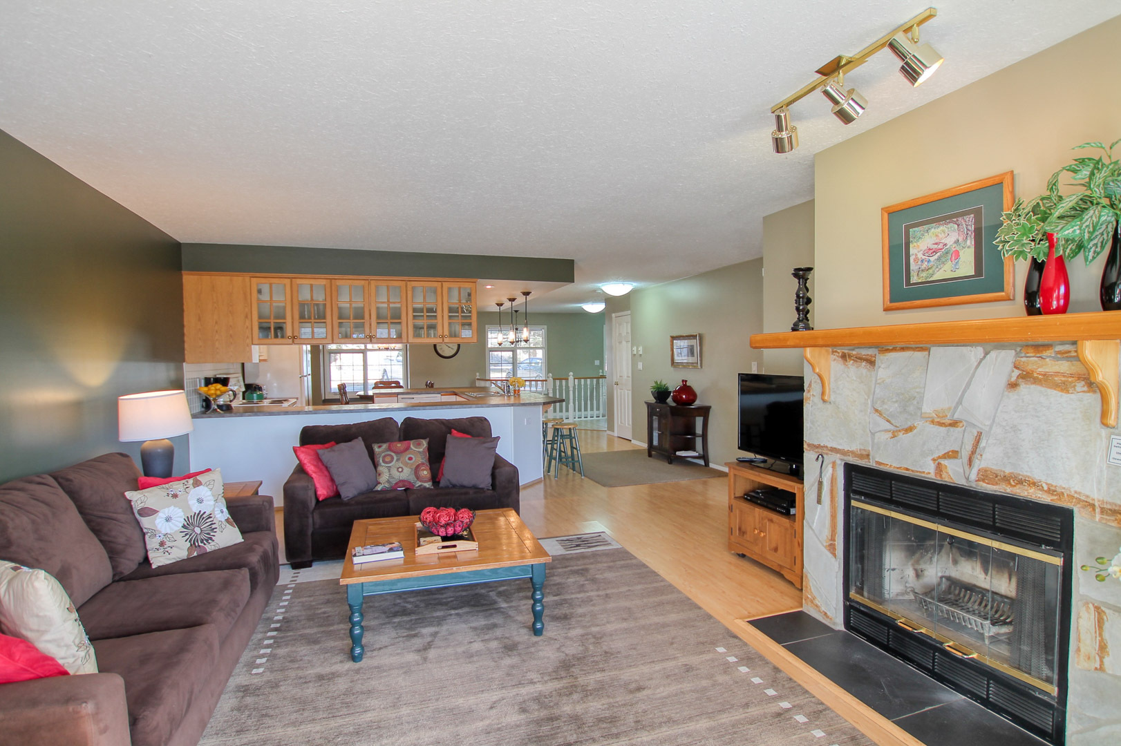 SPACIOUS CONDO NEAR FAIRMONT’S MOUNTAINSIDE GOLF COURSE! 4
