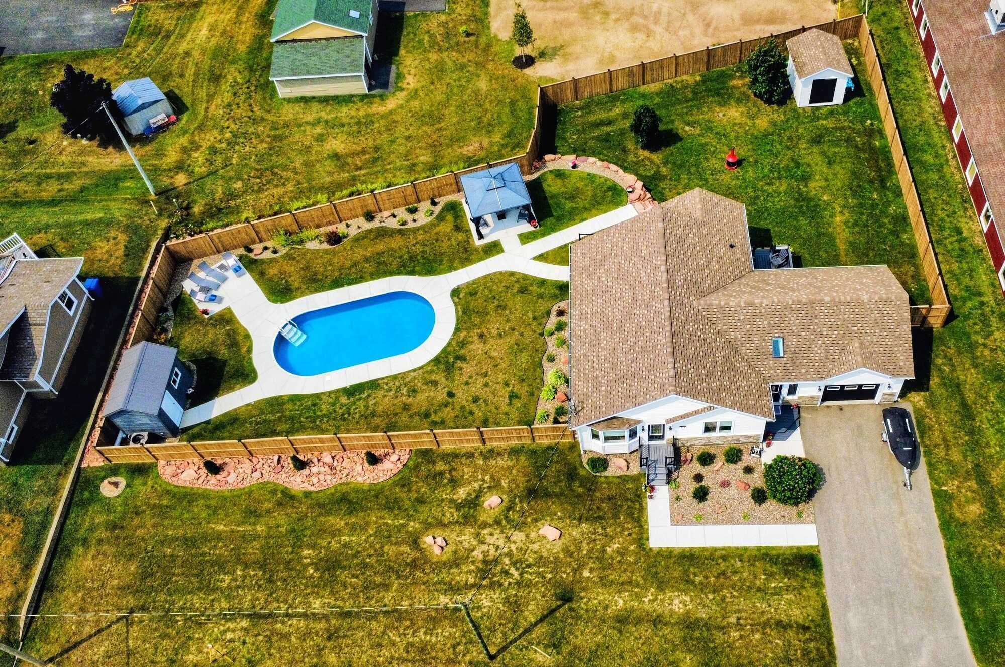 Superbe propriété située au cœur de Caraquet // Superb property located in the heart of Caraquet. 2