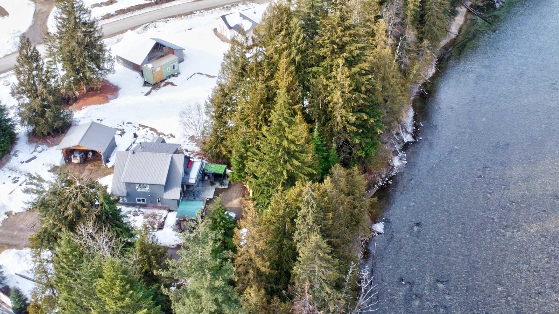 REALTORS WELCOME!! Offering $15,000 Commission
SLOCAN RIVER WATERFRONT PROPERTY!  LOVELY 3Bed 2Bath Family Home! Move In Ready! Landscaped! Detached HUGE Carport! New Well & Underground electrical 5