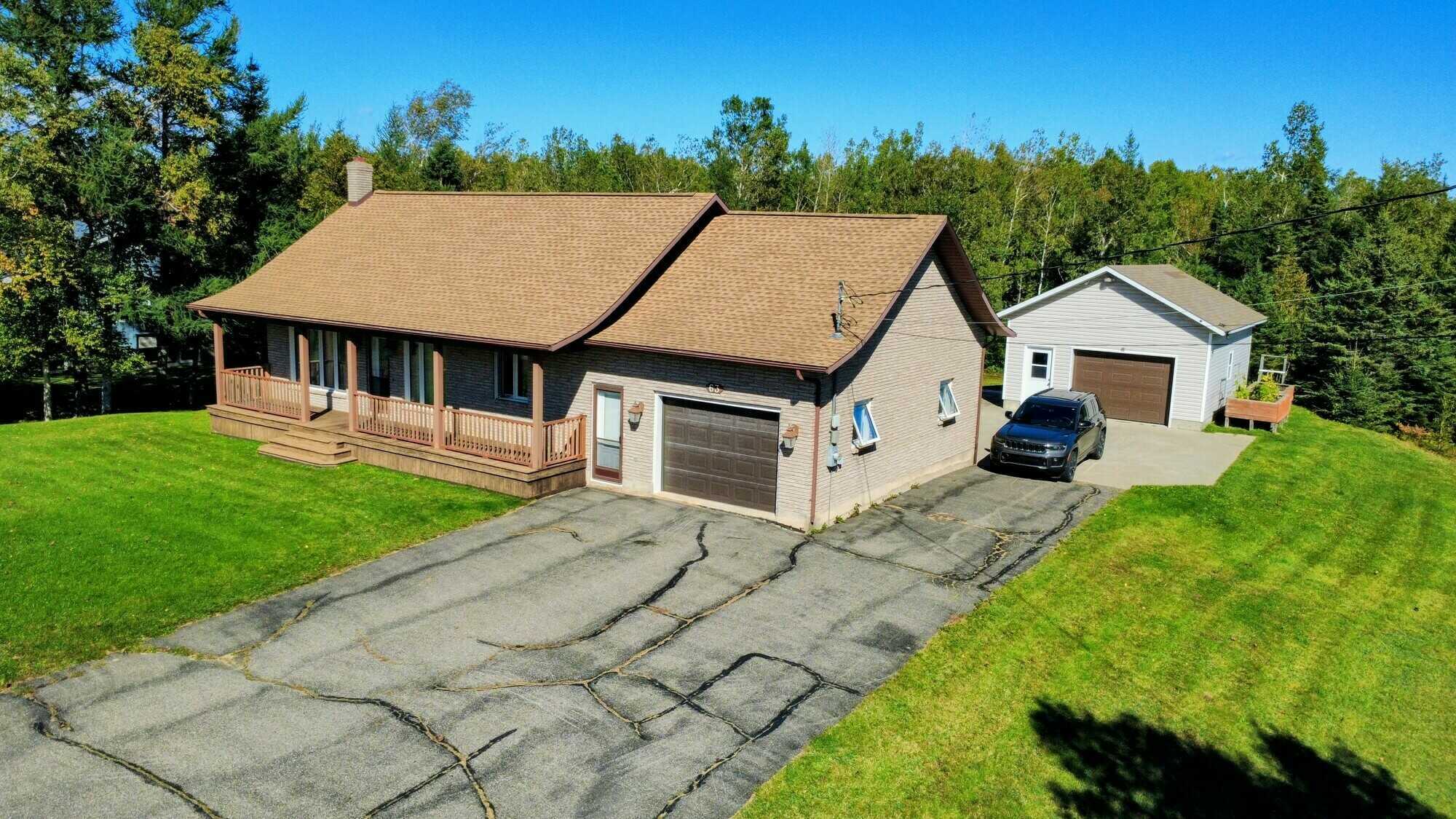 Maison magnifiquement entretenue avec deux garages sur un terrain d'environ un acre à Caraquet
----
Beautifully Maintained Home with Two Garages on Approximately One Acre in Caraquet 2