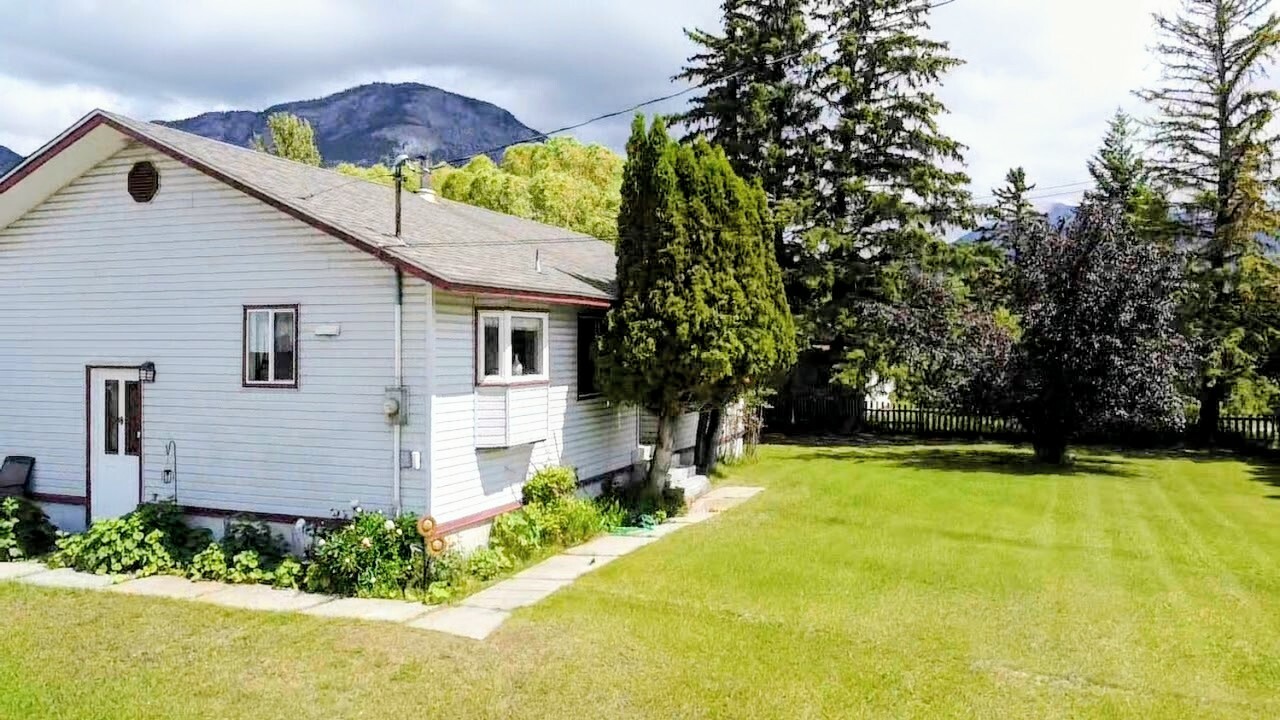 East Kootenay Living at Its Best – 4 bedroom, 2 bathroom, 2,234 Sq Ft Home on 0.588 Acres with Shop, Space & Steps to Columbia Lake in Canal Flats 4