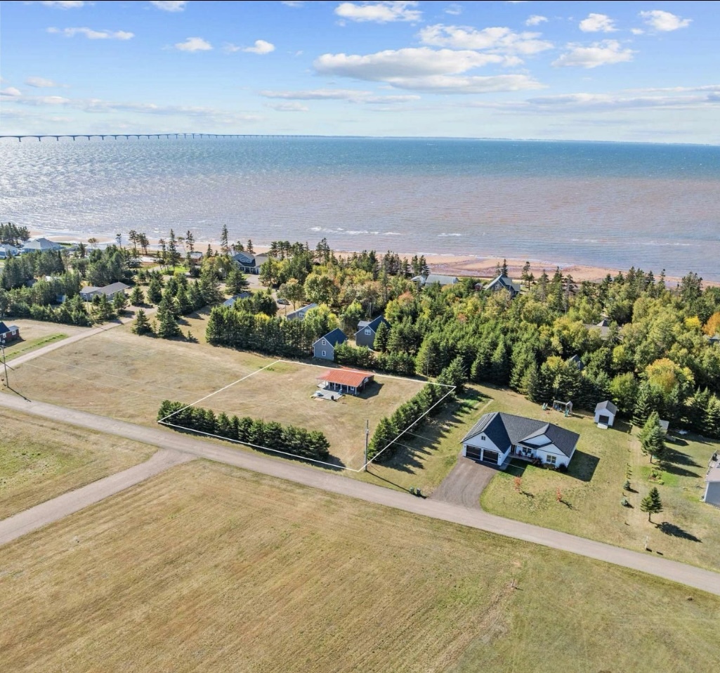 Charming PEI Cottage, Steps from a Private Beach! 2