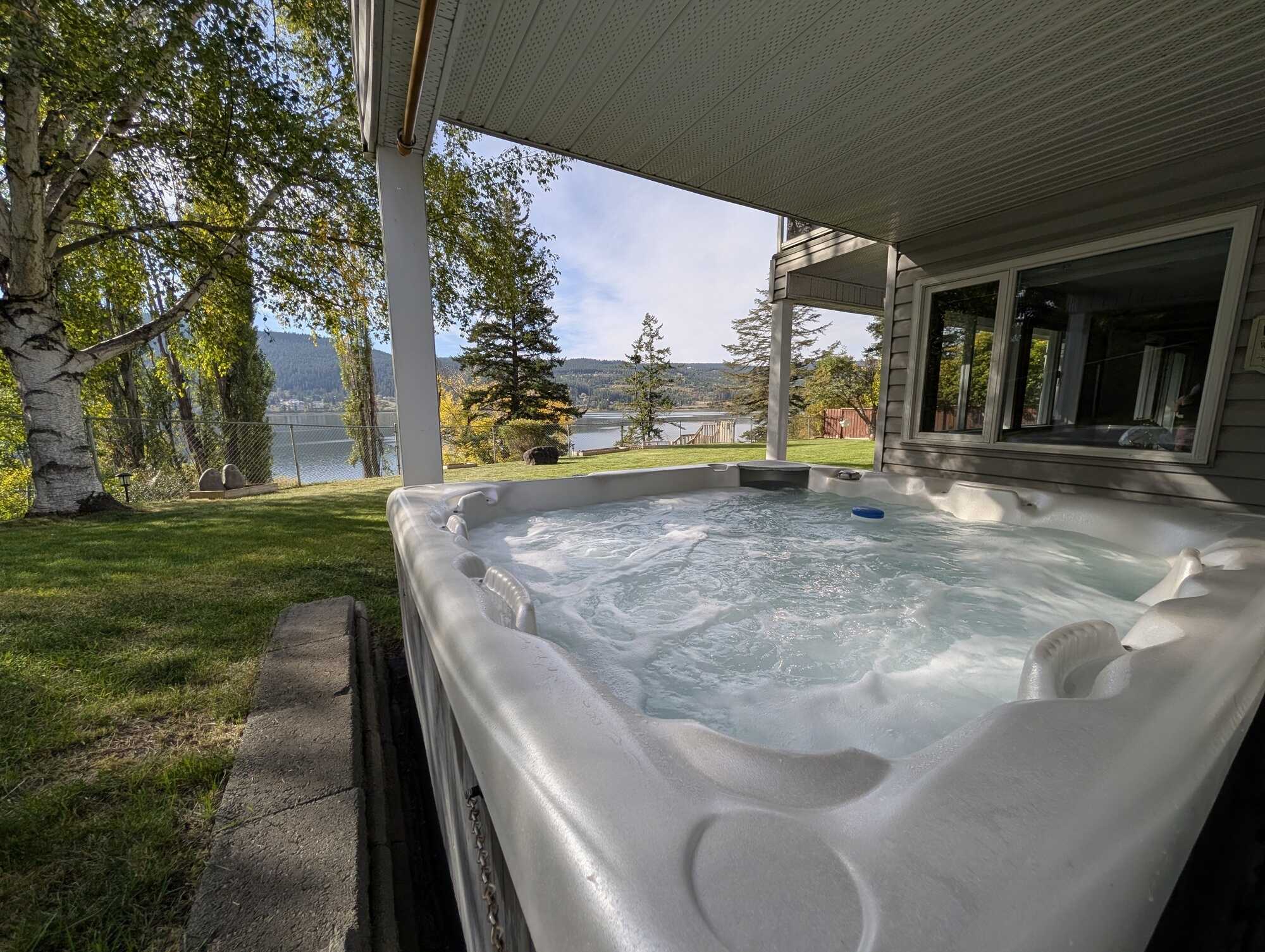 LAKEFRONT LIVING AT ITS BEST! 2