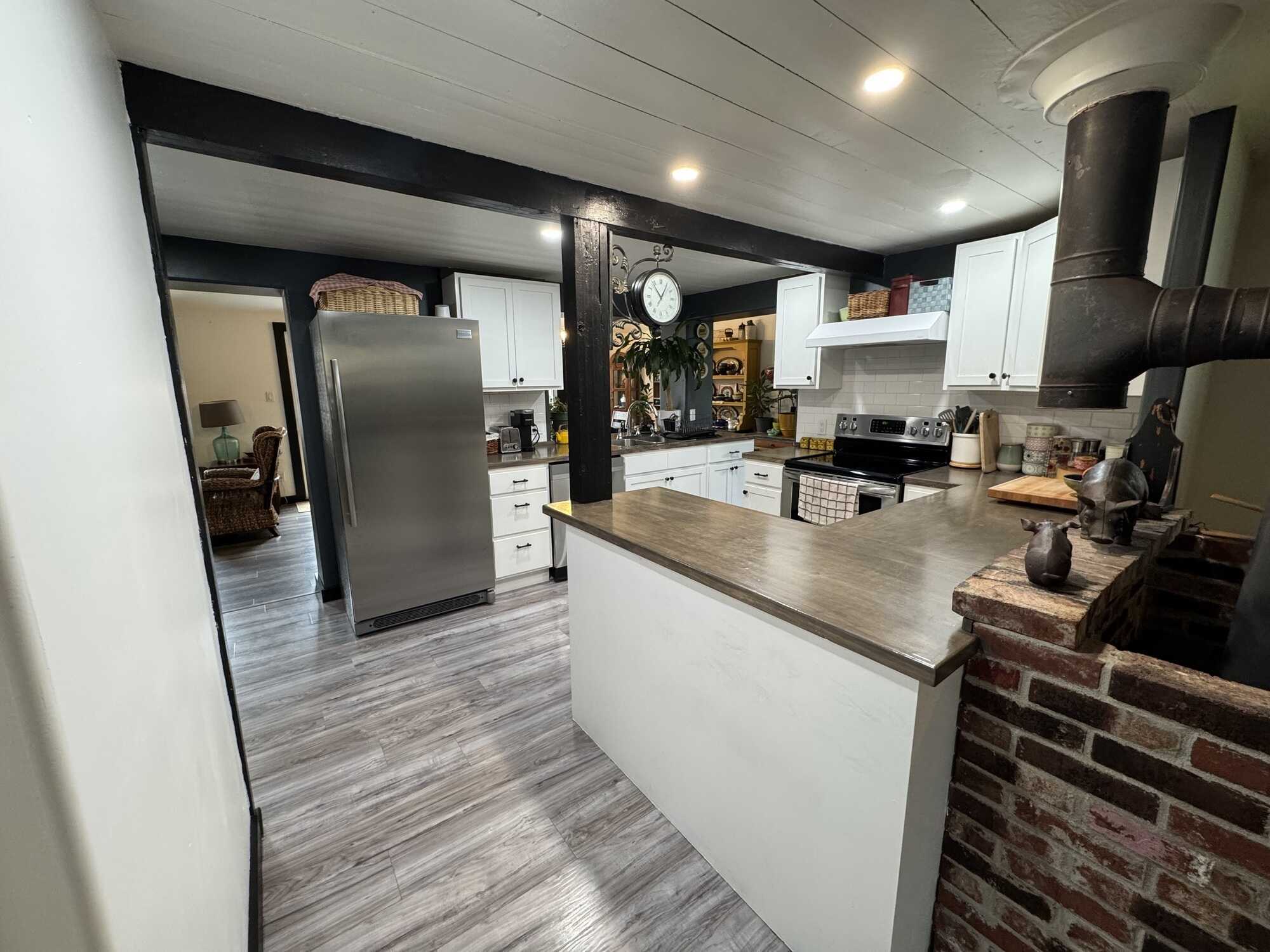 Beautiful Remodeled Home & Large Detached In-law/Rental Suite 4