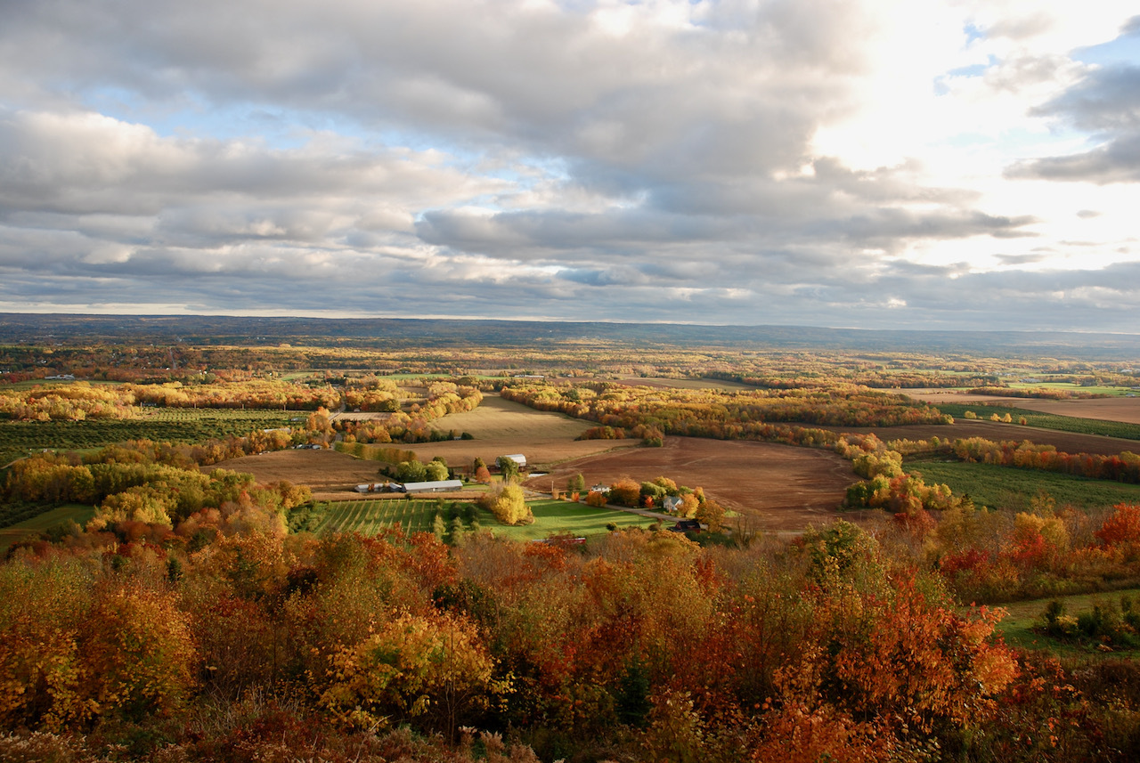 Executive rancher with a breathtaking view over Nova Scotia's lush and stunning Annapolis Valley, 15 minutes from downtown Kentville, and 20 minutes from Wolfville and Acadia University 3