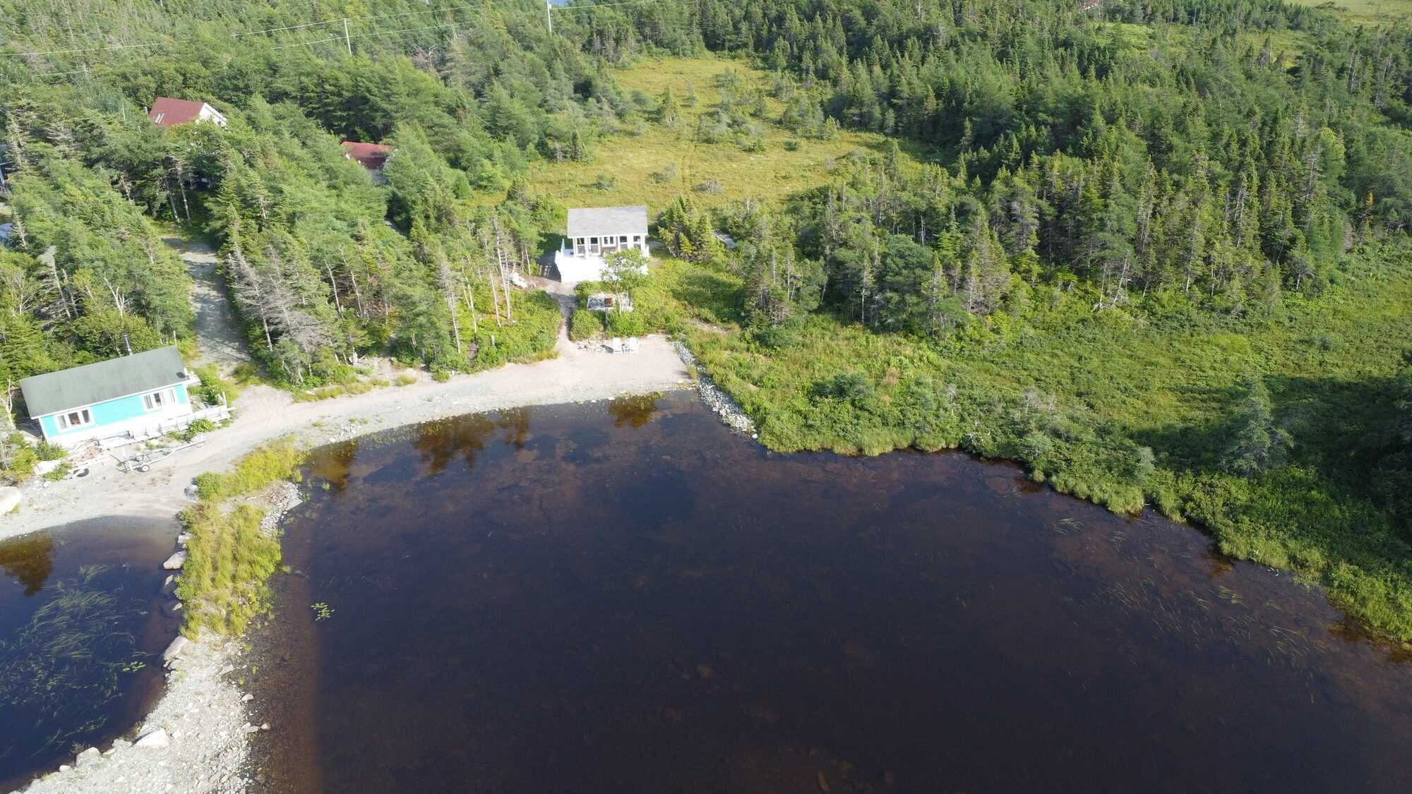Private Pondside Retreat with Guest House, Garage, Outdoor Bar and Private Beach 4