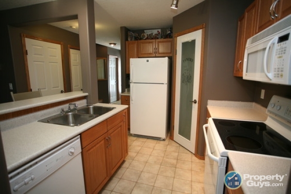 **PENDING** Townhouse walking distance to hospital, schools , and conveniences 3