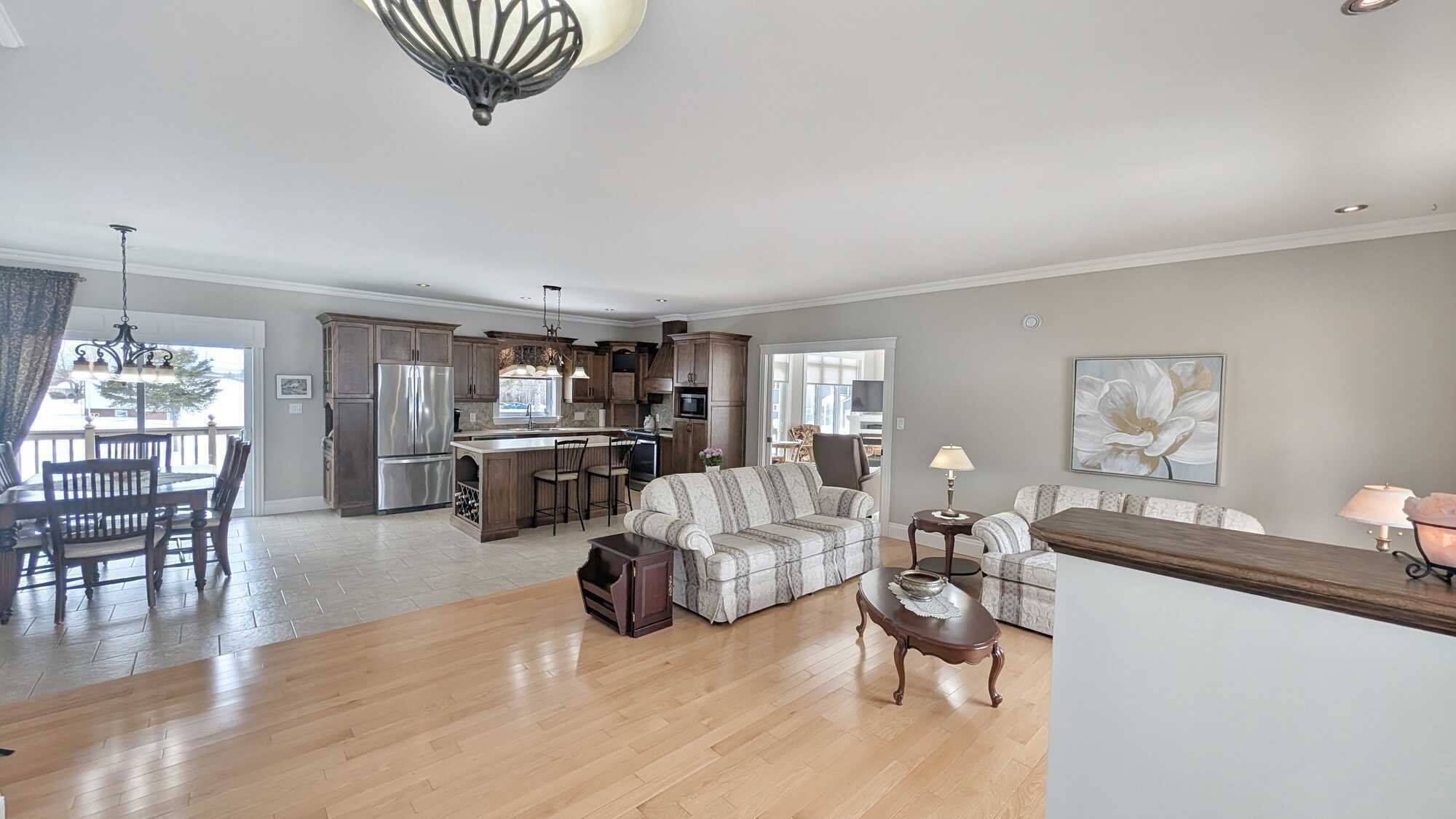 Superbe propriété construite en 2010 avec matériaux de qualité, située sur un rare terrain d’environ 1 acre au cœur de Tracadie, à proximité de tous les services. // 
Beautiful quality-built home constructed in 2010, located on a rare 1-acre lot 4