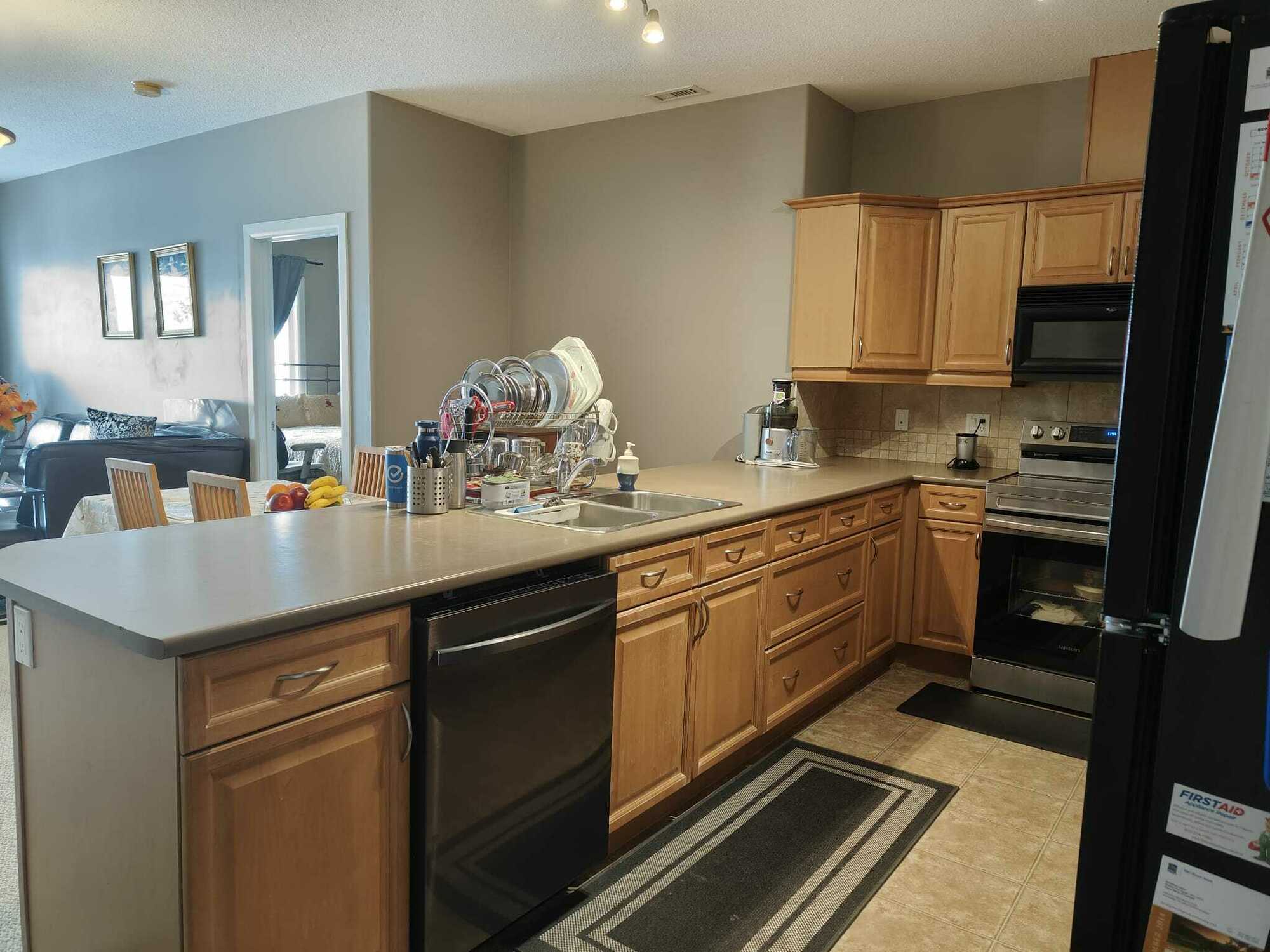 Quiet Top-Floor 2BR + Den Condo | Gym, Sauna & More 3