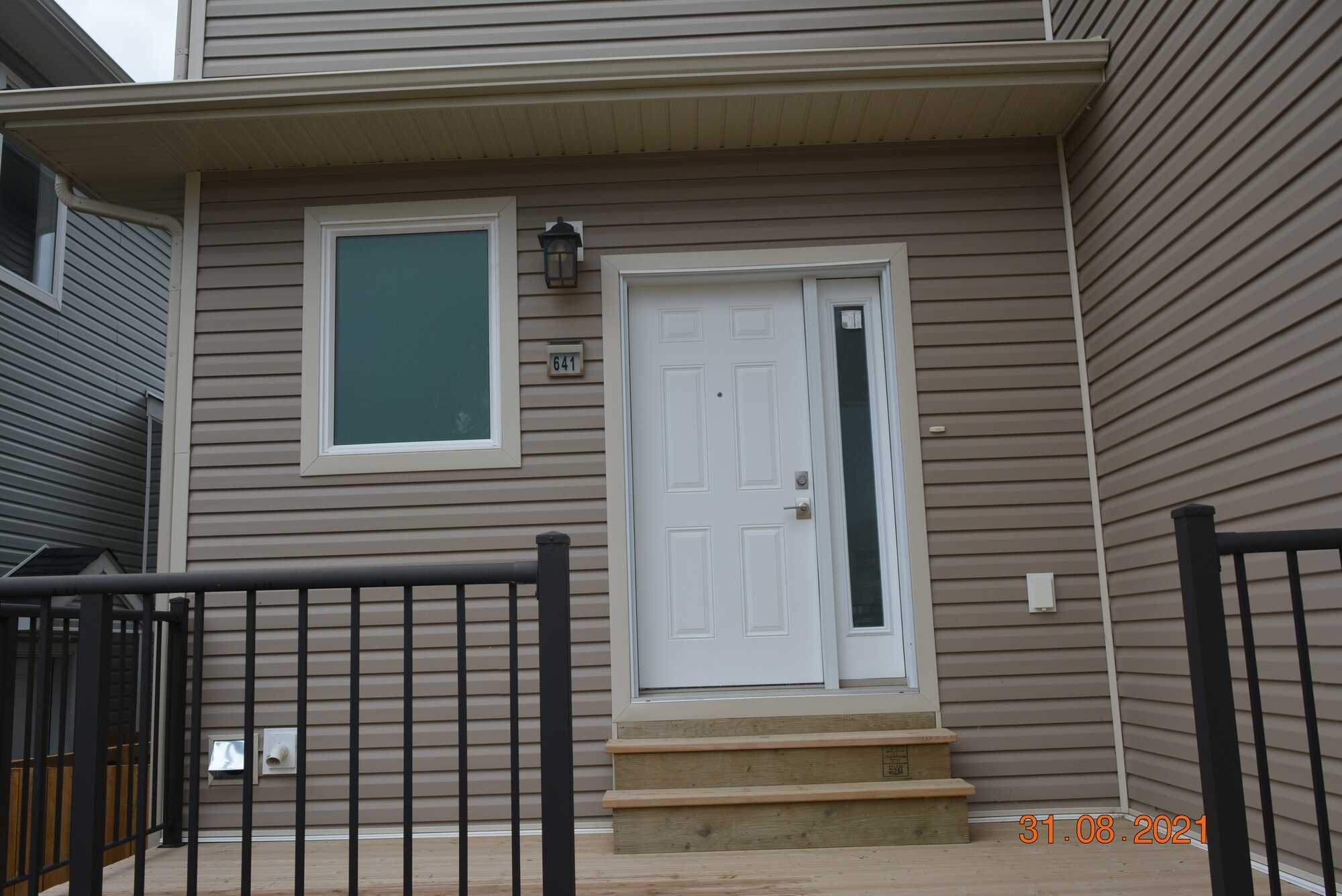 This bright new 1,820 sq.ft. 2-storey home sits across from the All-Saints school playground and is at a walking distance from the hospital, medical and dental clinics, restaurants and shopping. 2
